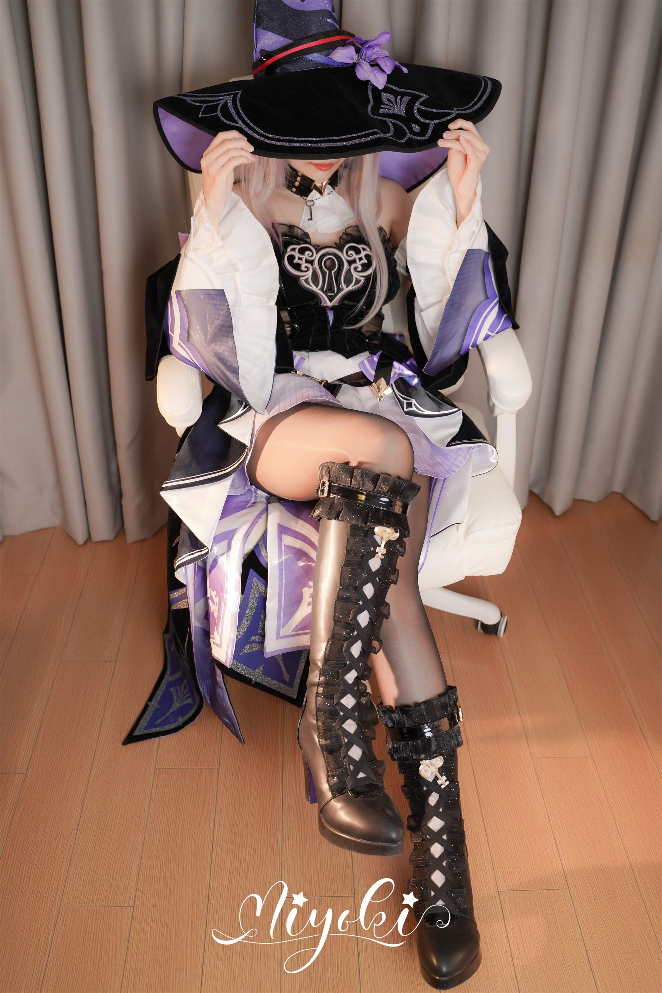 鈴木美咲 - 美脚の祝福 大黒塔編
