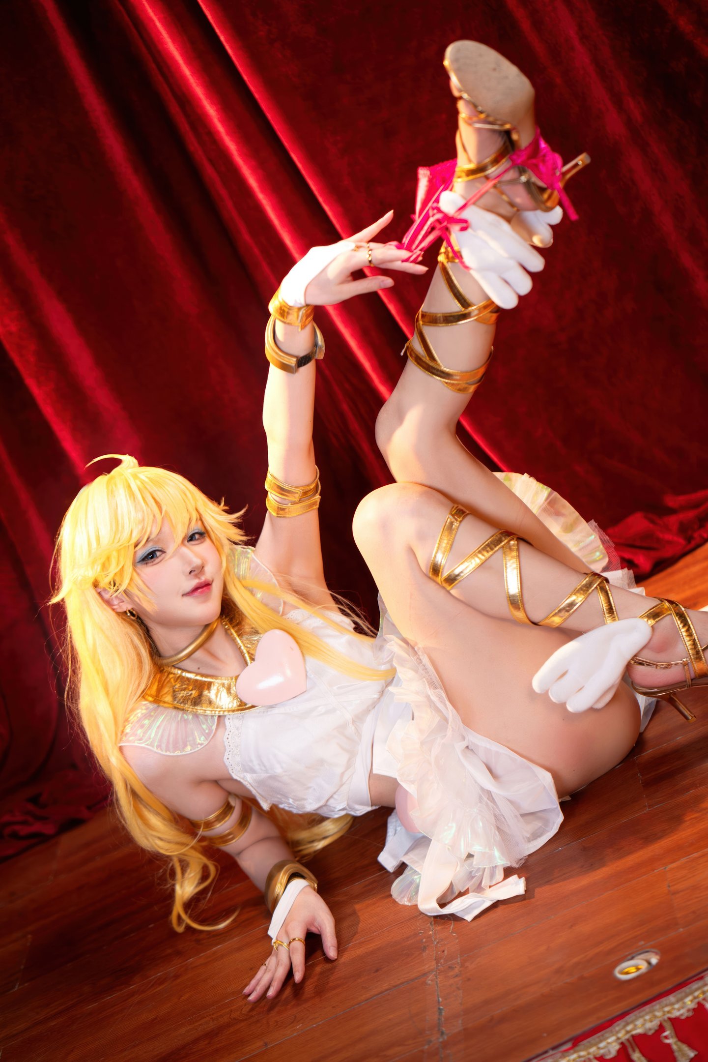 Abao is also a Rabbit Mother & Sū Sū Sū Sofia - Suspender Stockings Angel