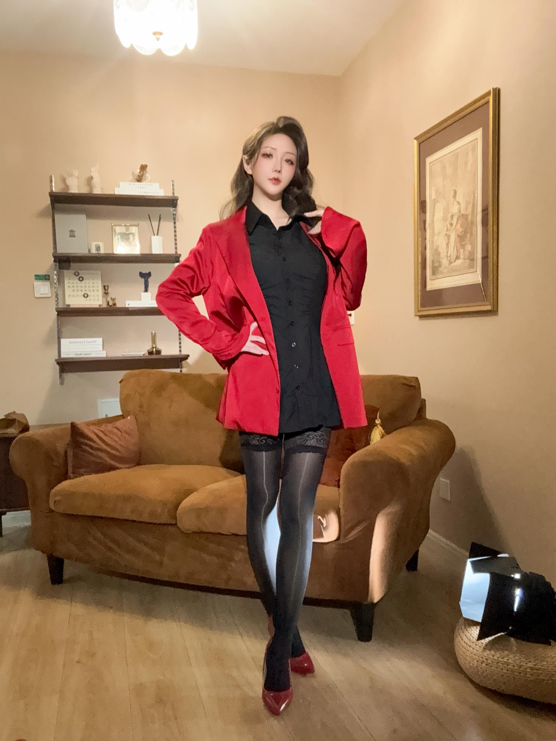 Hoshilily『訓狗日記』黒ストッキングとハイヒールのコスプレ写真