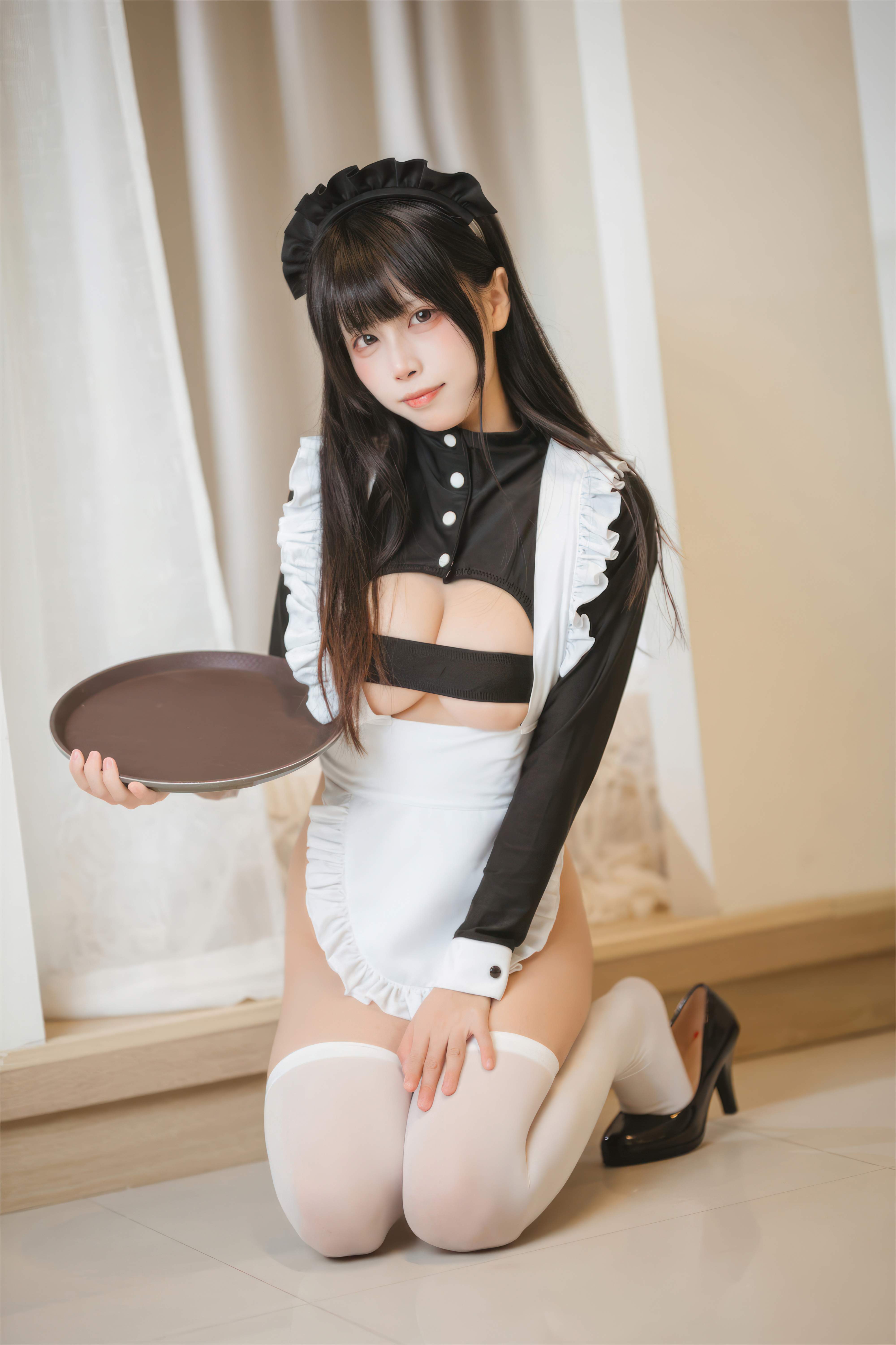 Three Unmanned Figures - High-Crotch Maid 42P
