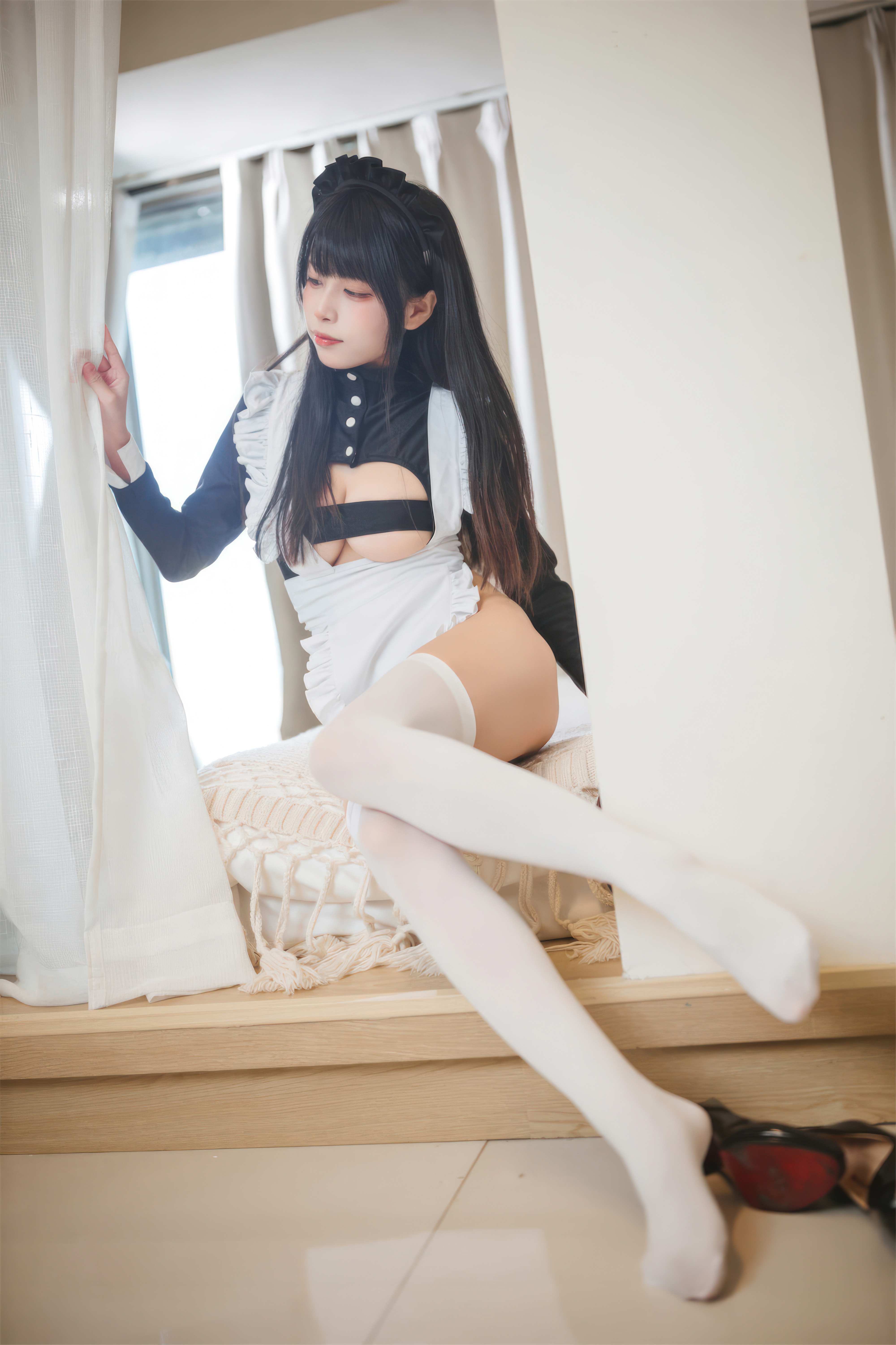 Three Unmanned Figures - High-Crotch Maid 42P