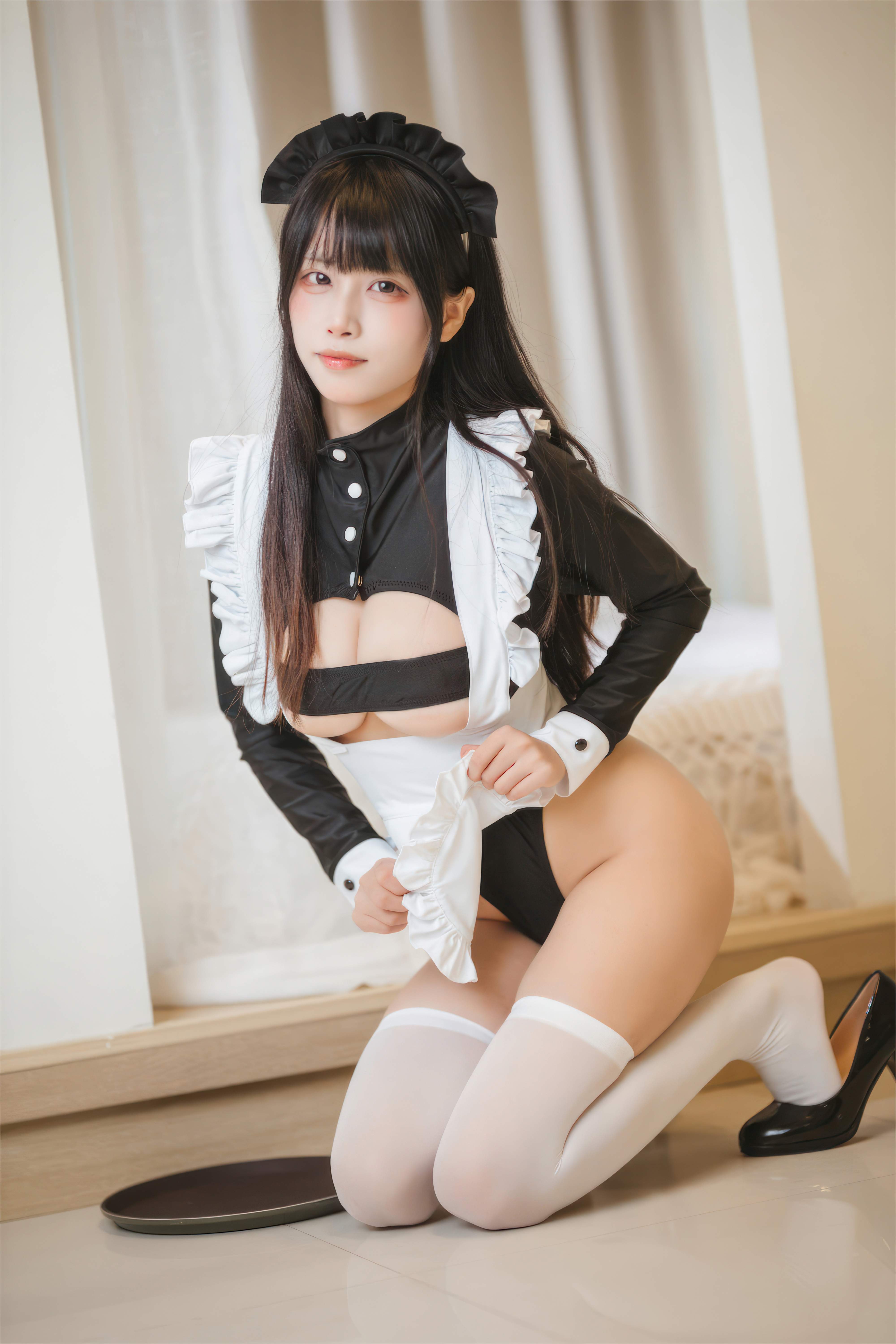 Three Unmanned Figures - High-Crotch Maid 42P