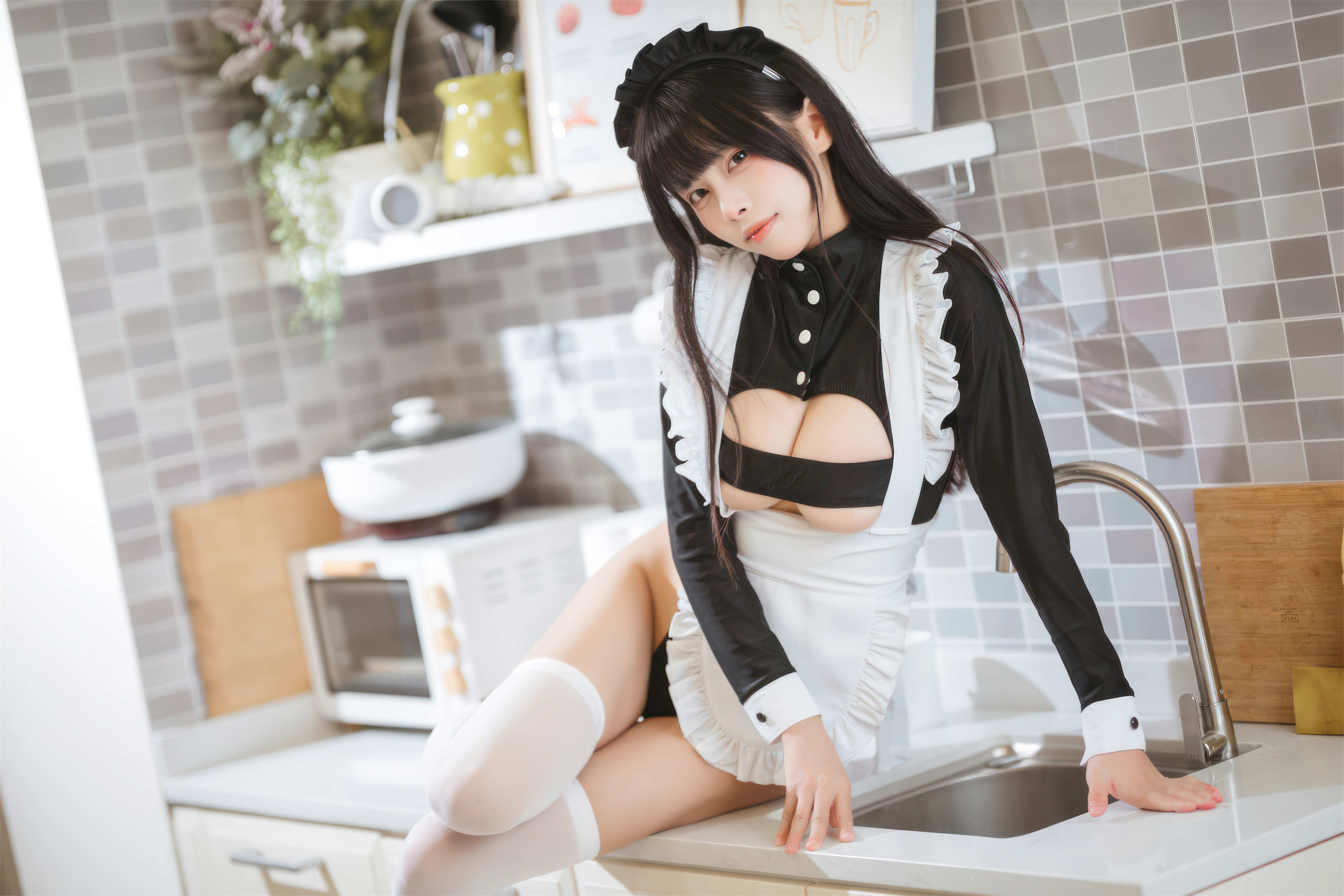 Three Unmanned Figures - High-Crotch Maid 42P