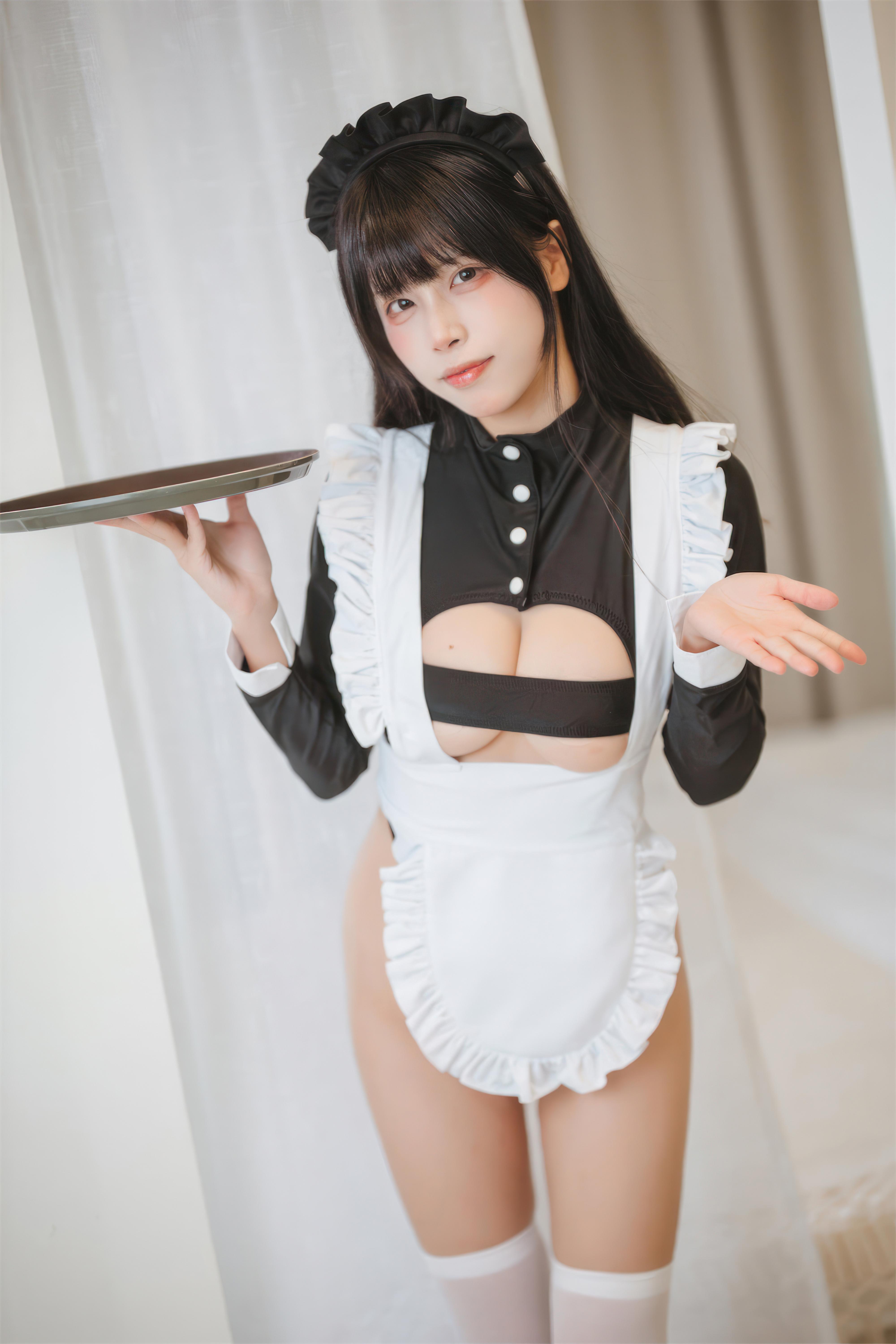 Three Unmanned Figures - High-Crotch Maid 42P