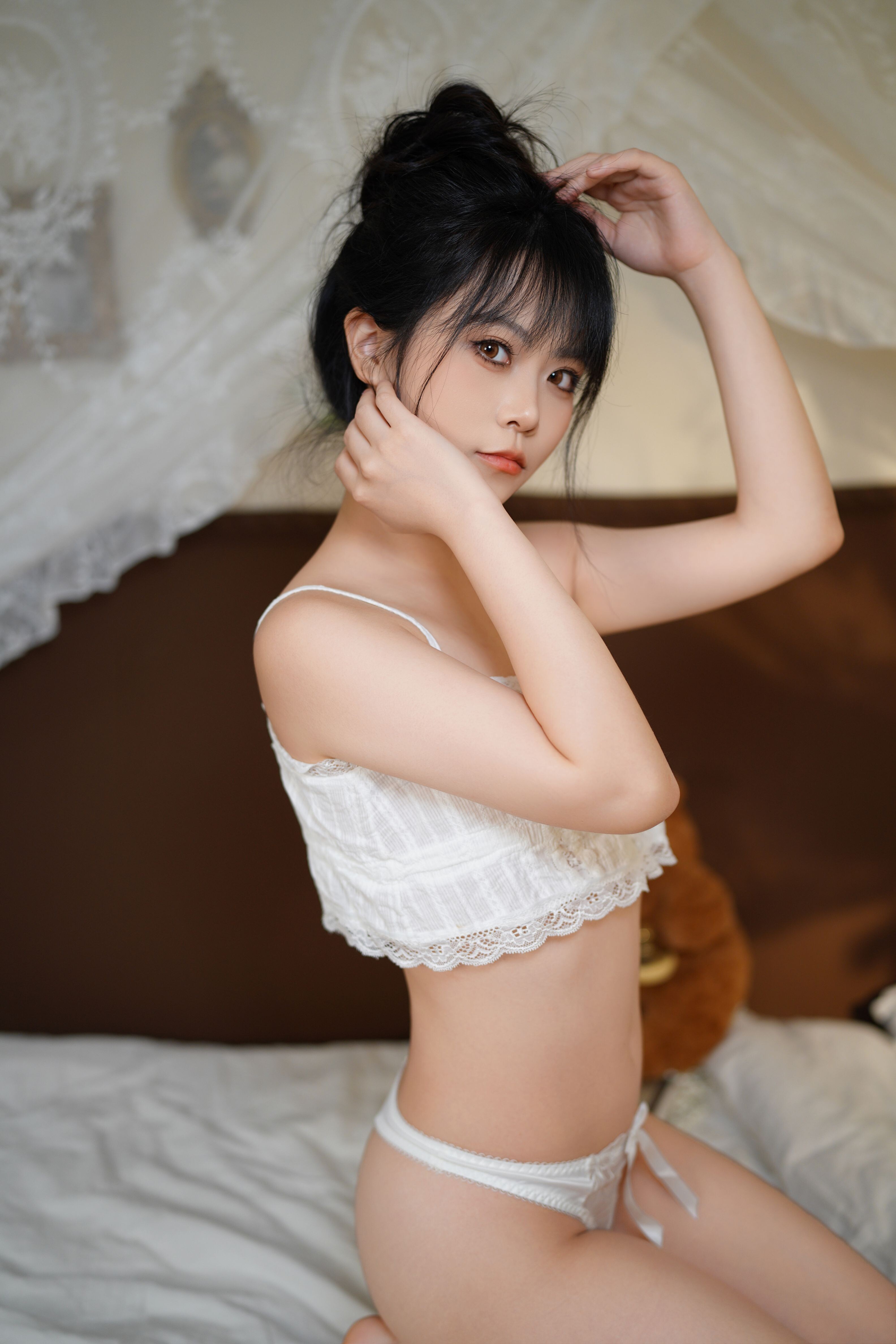 洛城雪Yuki - Áo dây lưng màu trắng