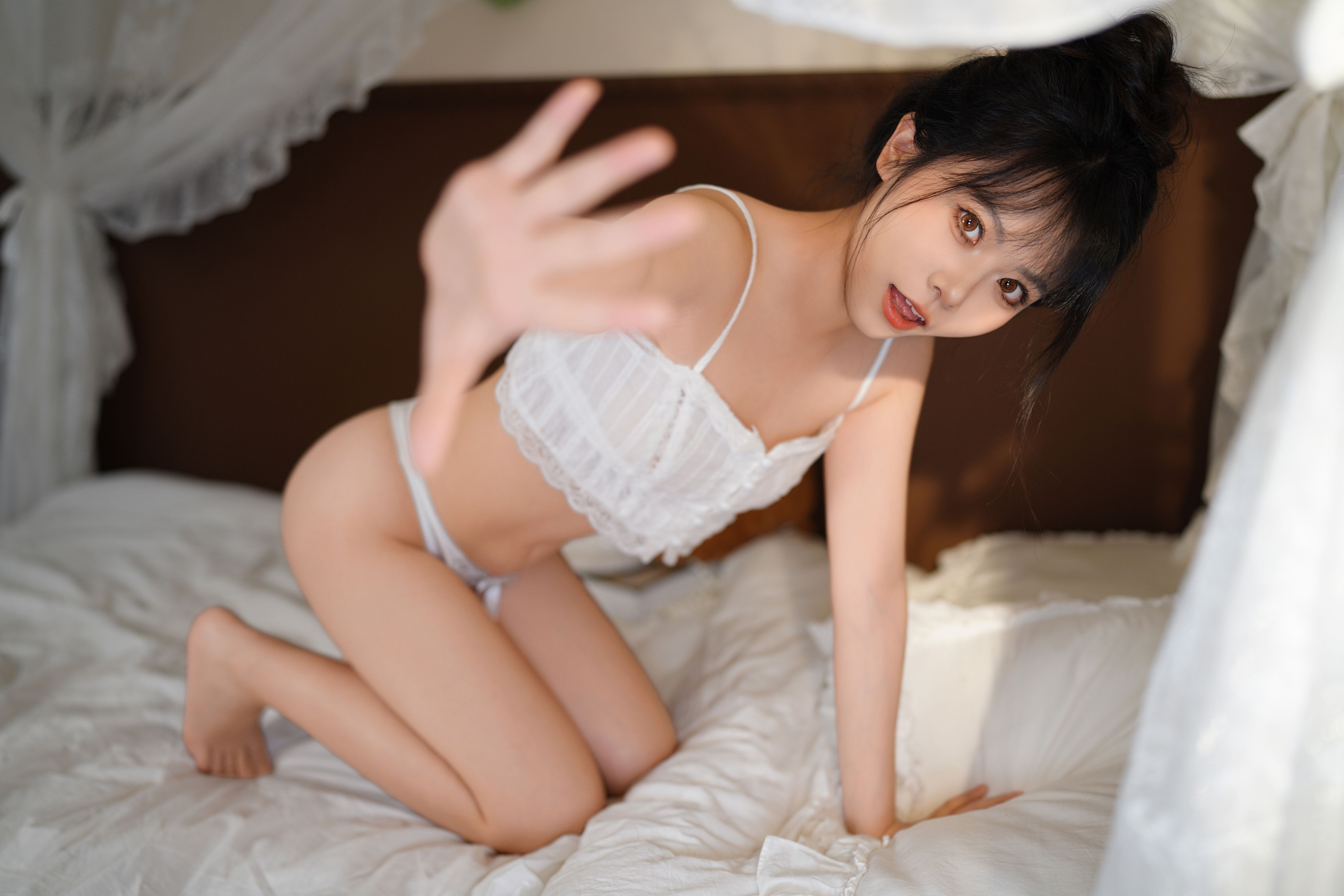 洛城雪Yuki - Áo dây lưng màu trắng