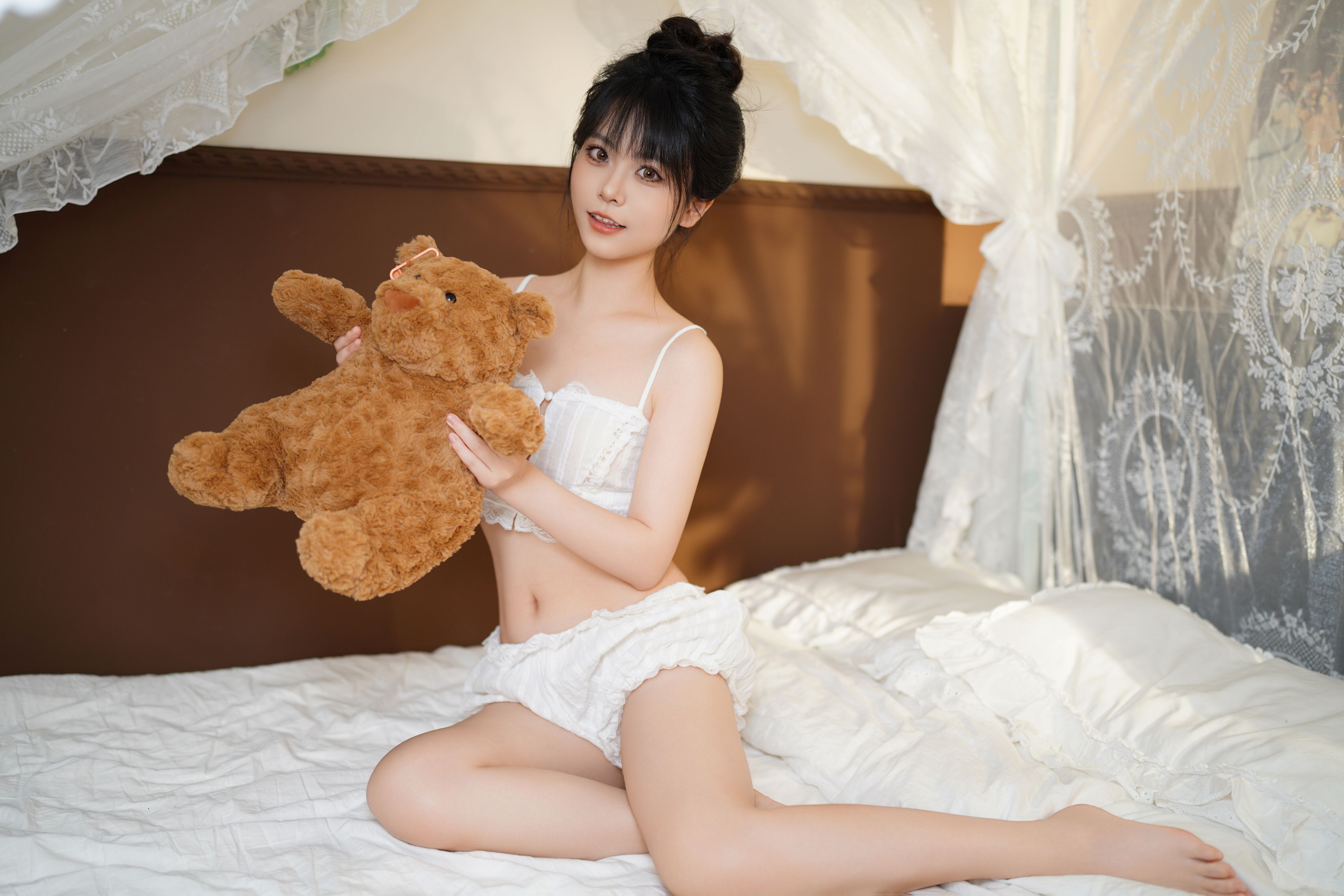 洛城雪Yuki - Áo dây lưng màu trắng