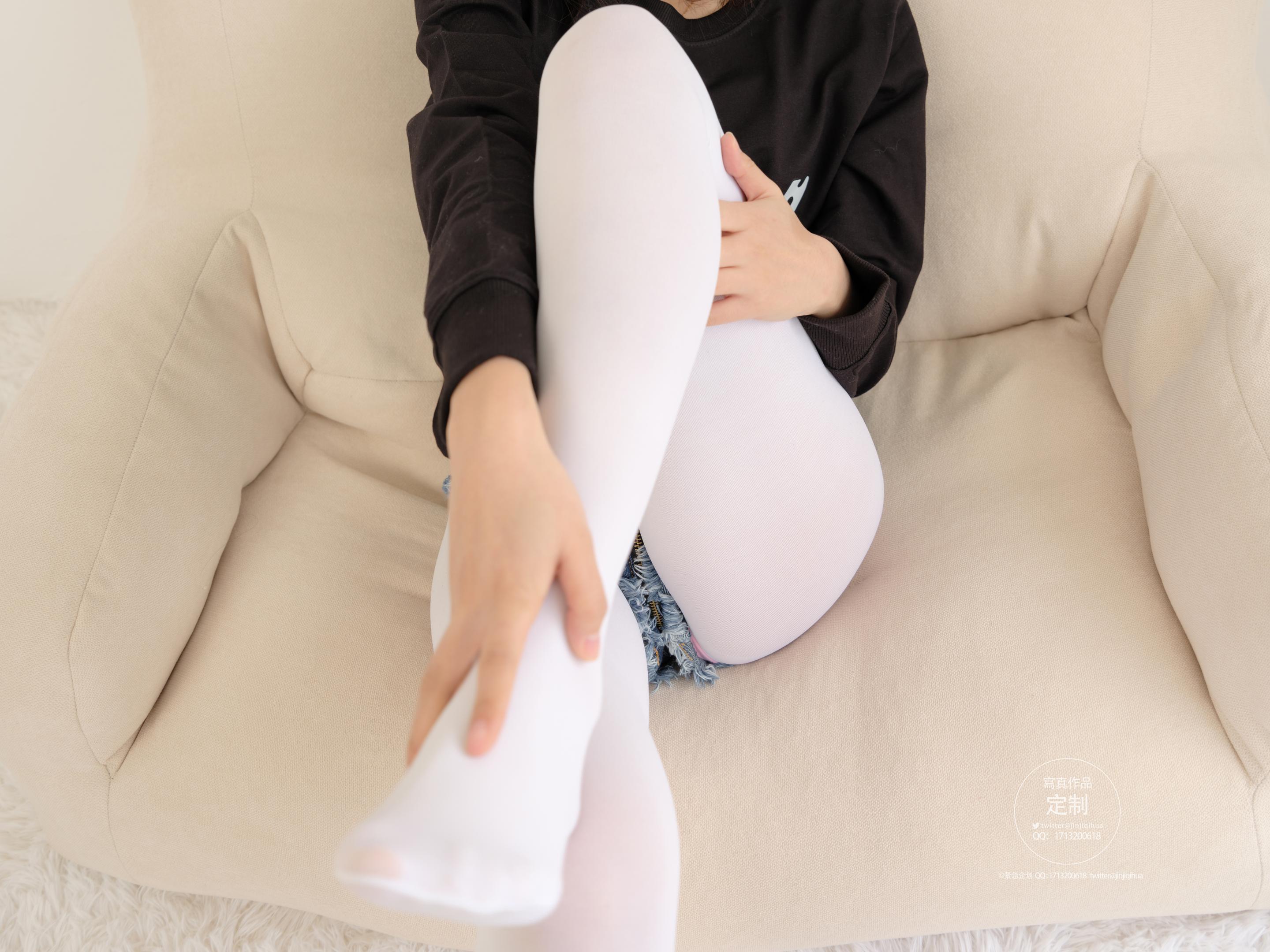 緊急企画 EX-001 見希 - 白糸デニムショートパンツ 79P1V