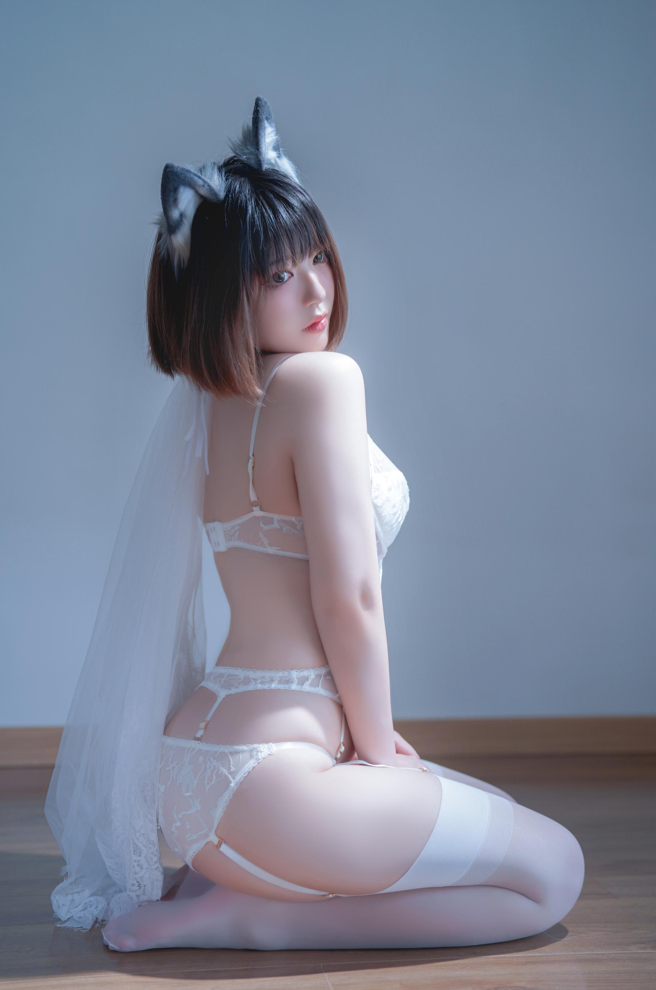 Ban Ban Zi Pure White Bride Stocking Photos