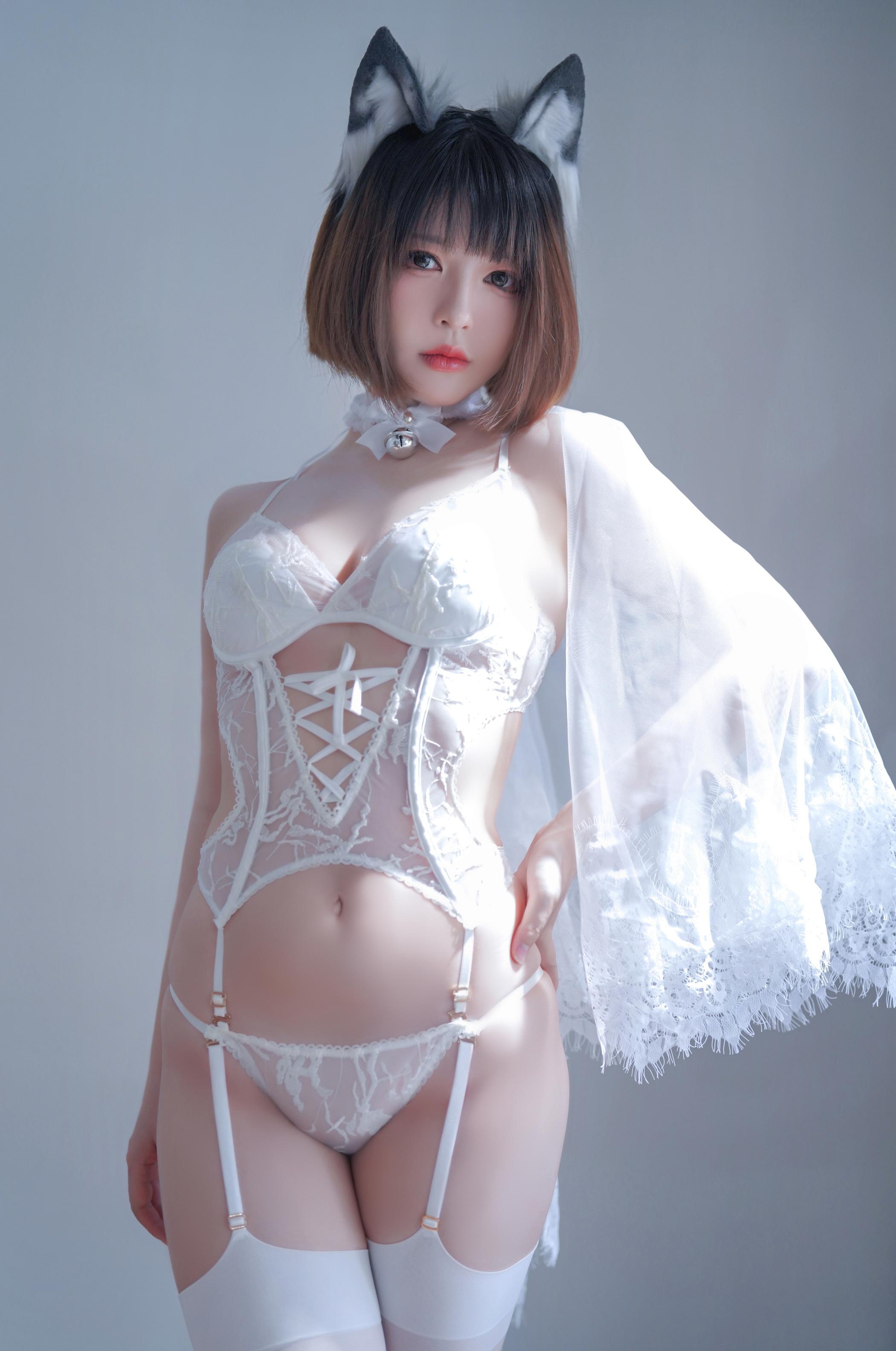 Ban Ban Zi Pure White Bride Stocking Photos