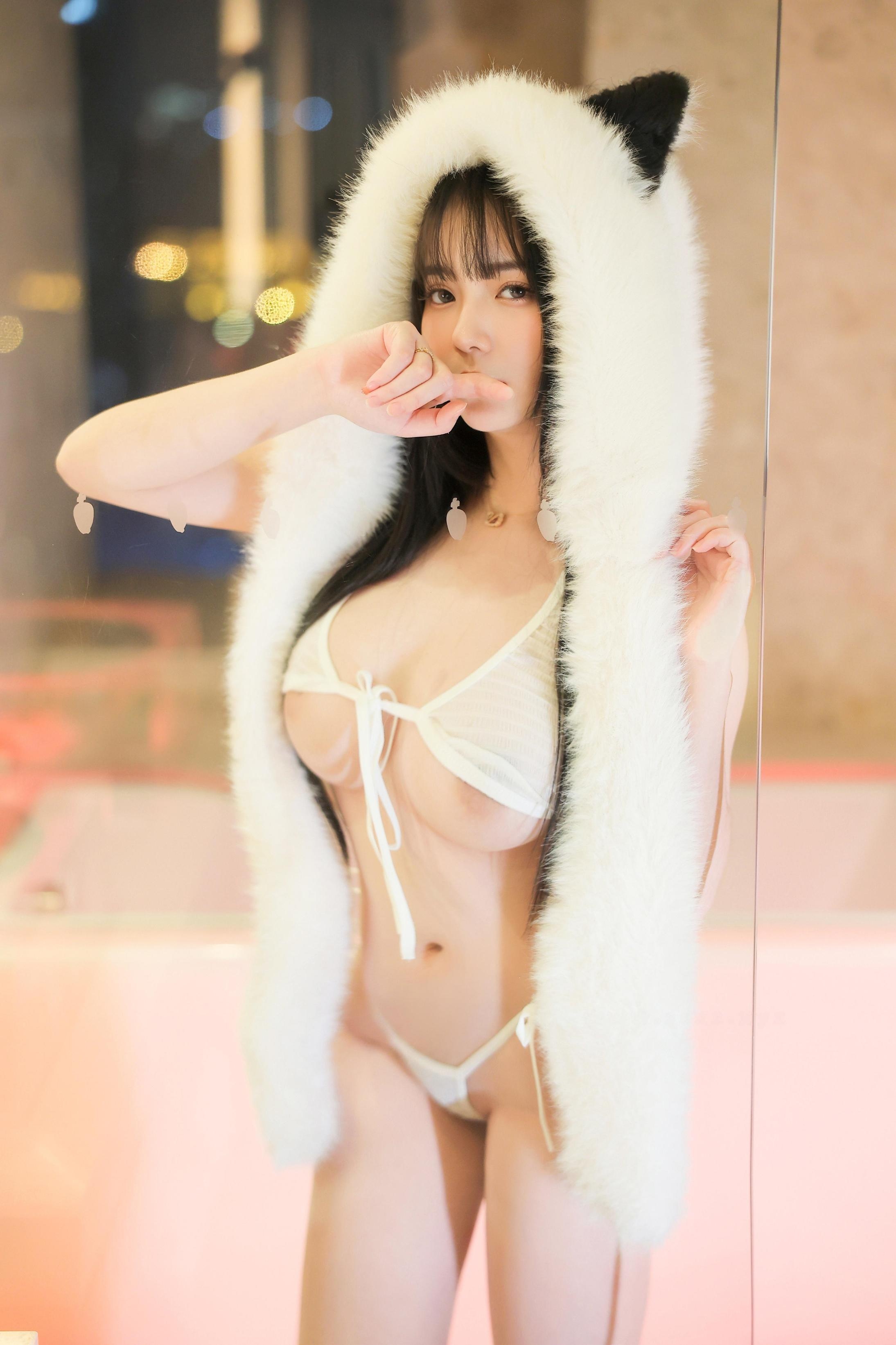 Những Cô Mèo Trắng - 73P