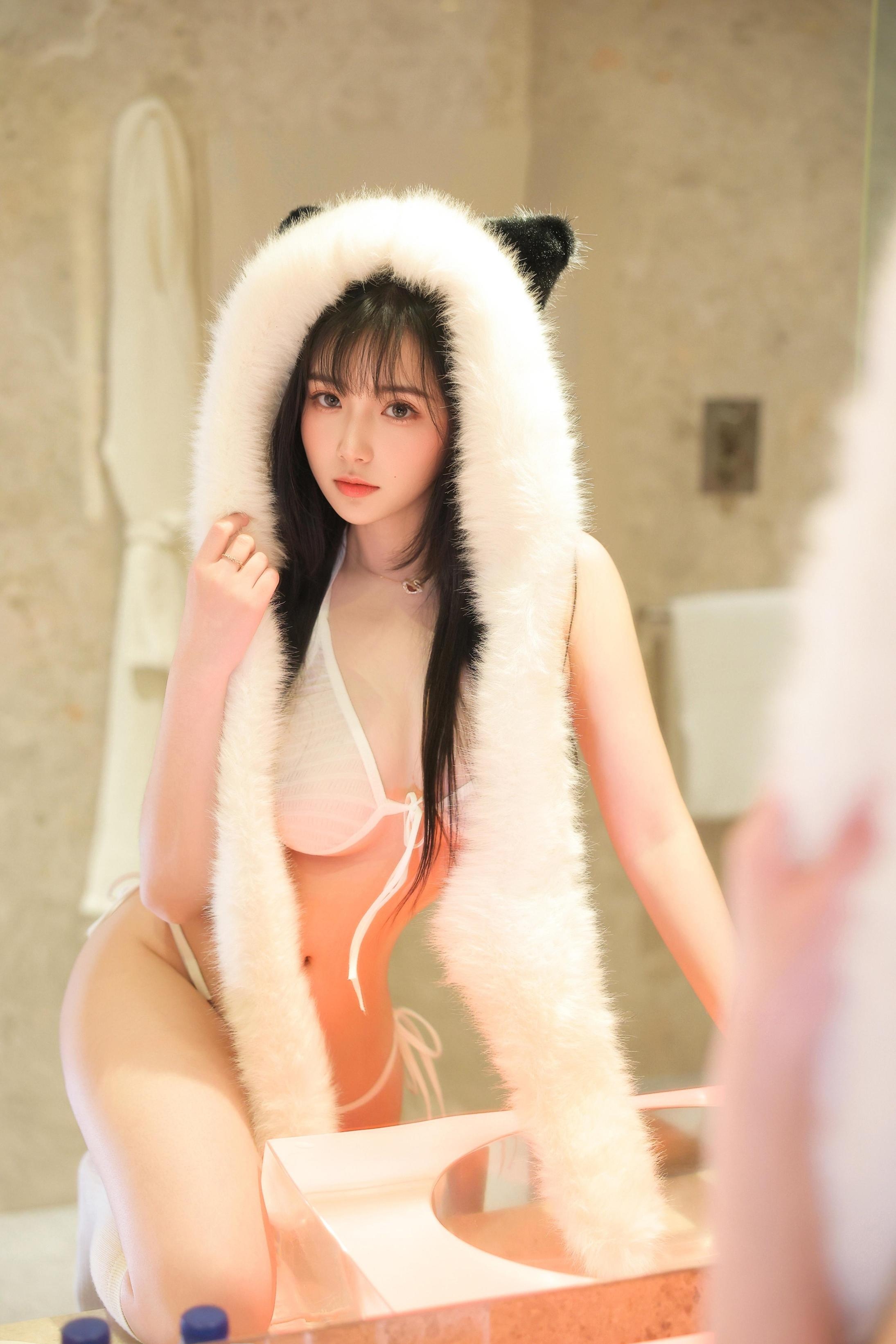 Những Cô Mèo Trắng - 73P