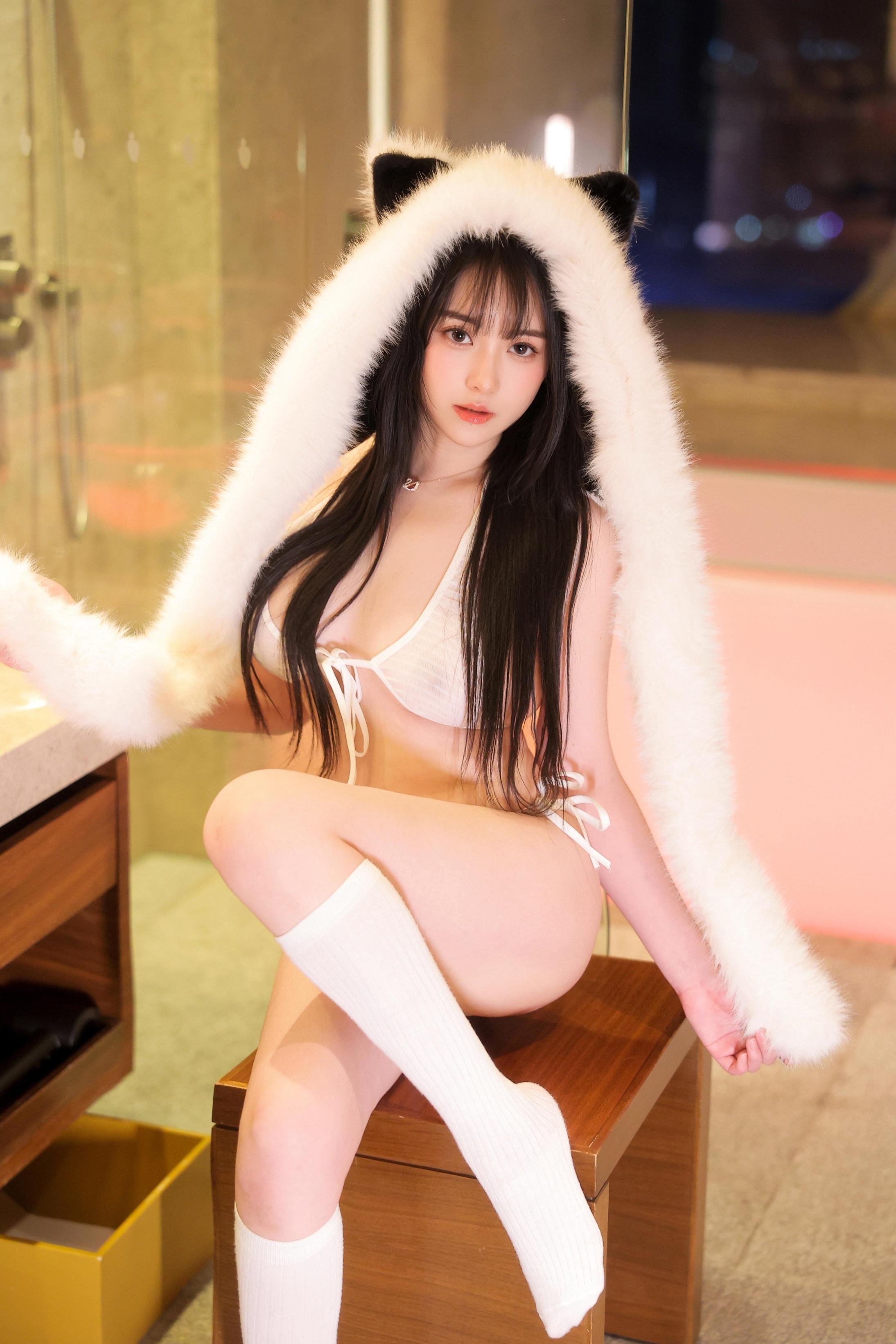 Những Cô Mèo Trắng - 73P