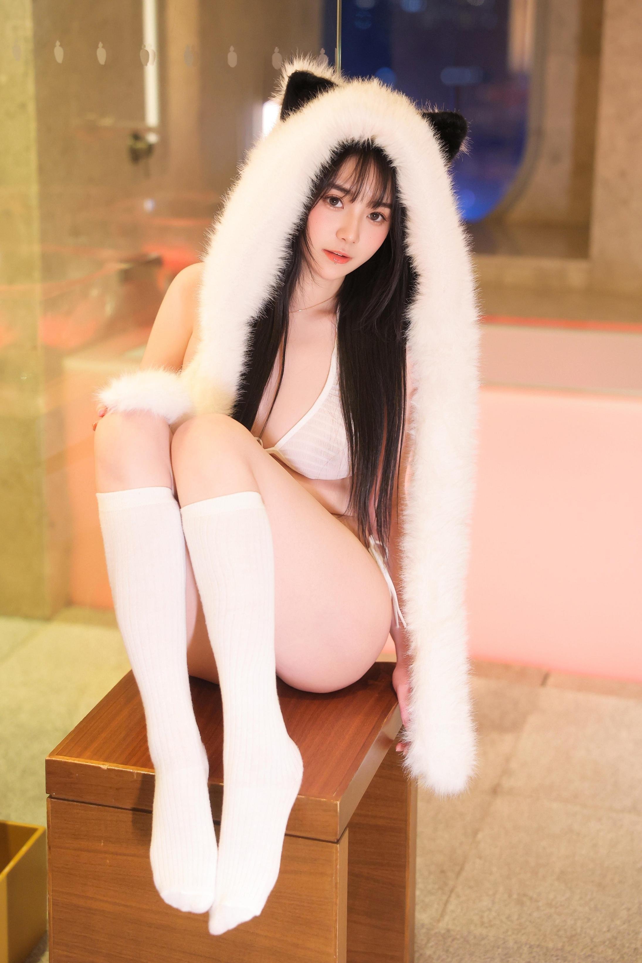 Những Cô Mèo Trắng - 73P