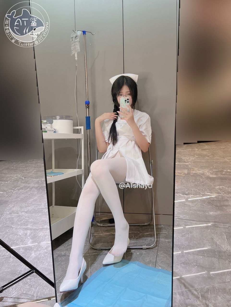 ATシャーク - 白いストッキングの看護師 141P