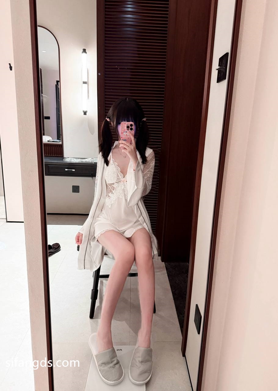 小甜泪 - 合法萝莉 私拍付费解锁 72P2V | 94寫真SEO精選