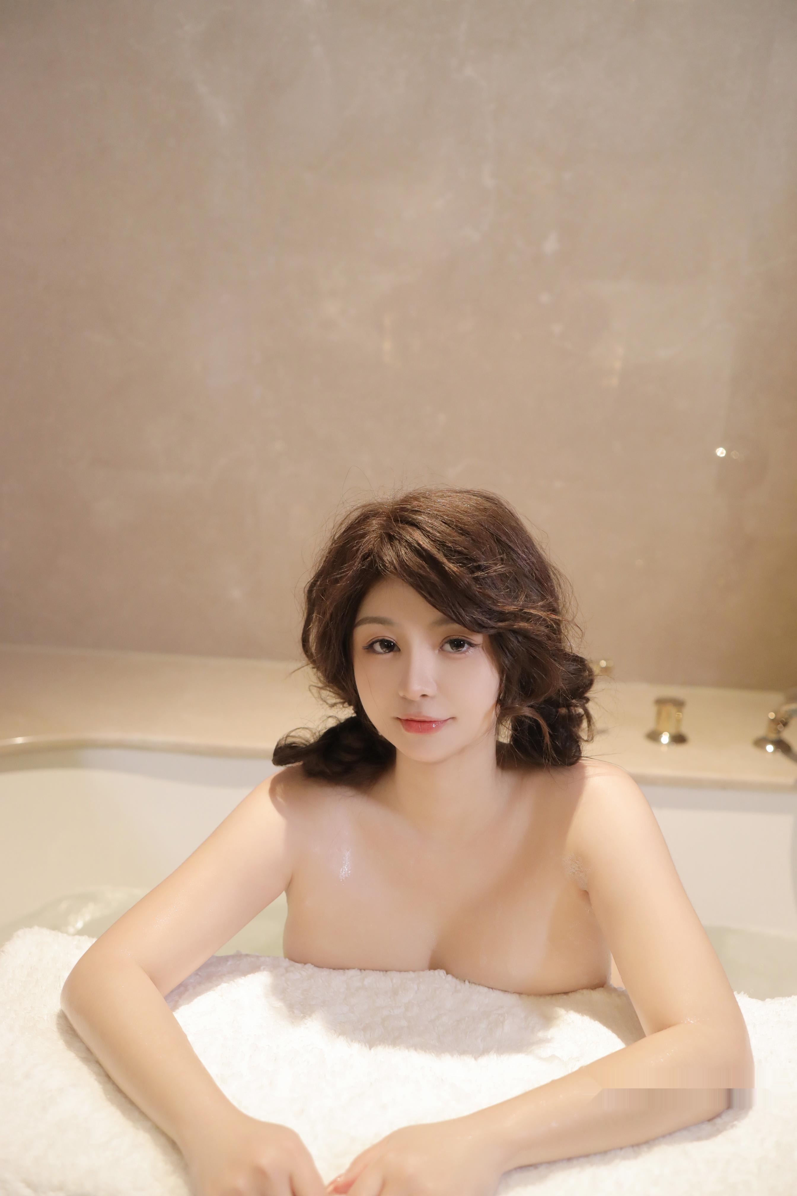 Shen Si Yi - Large Scale Hot Spring Edition 72P