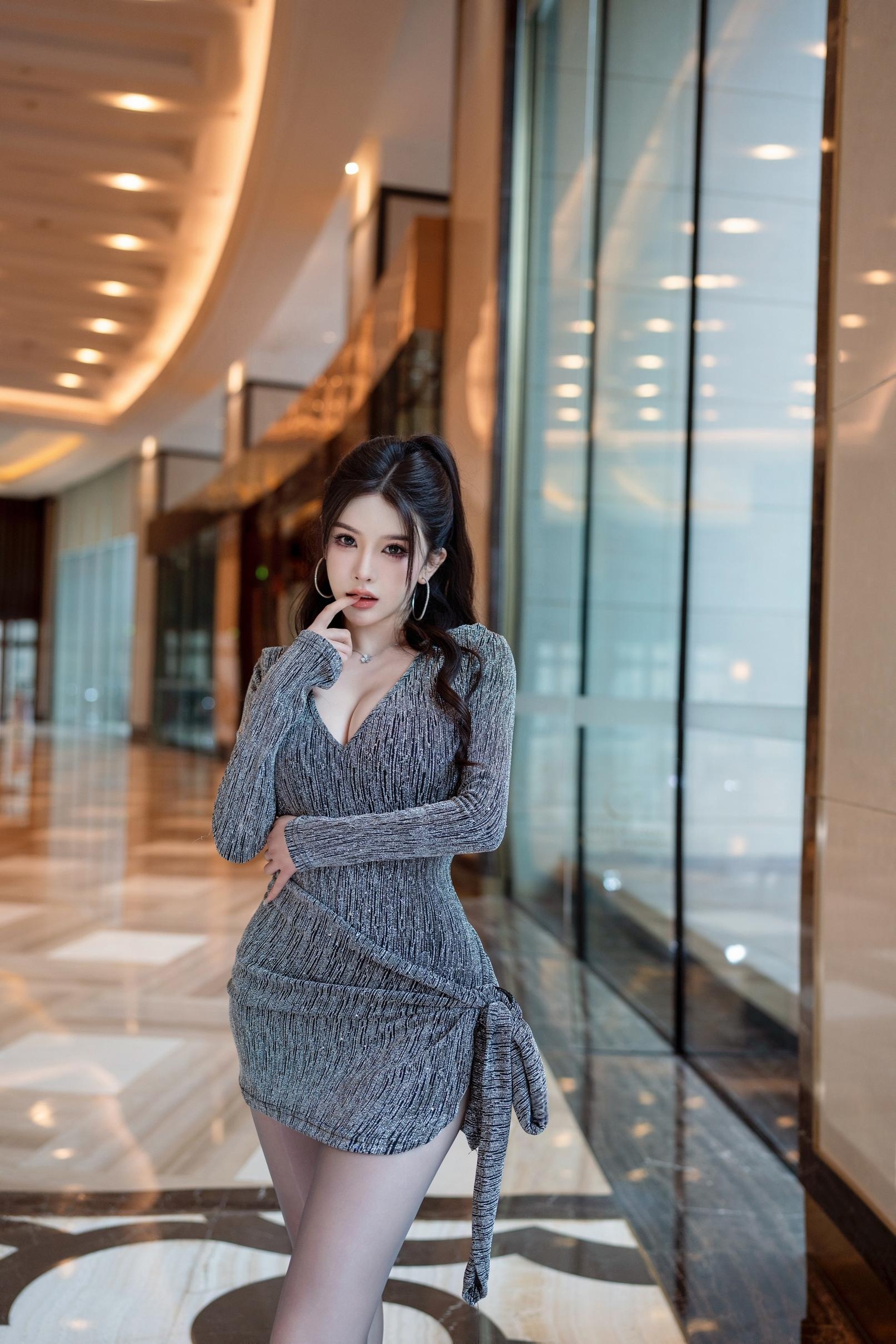 【XR 無修】LiLiSha 李麗莎 - R18 秀人網模特 女神的短裙灰絲 89P