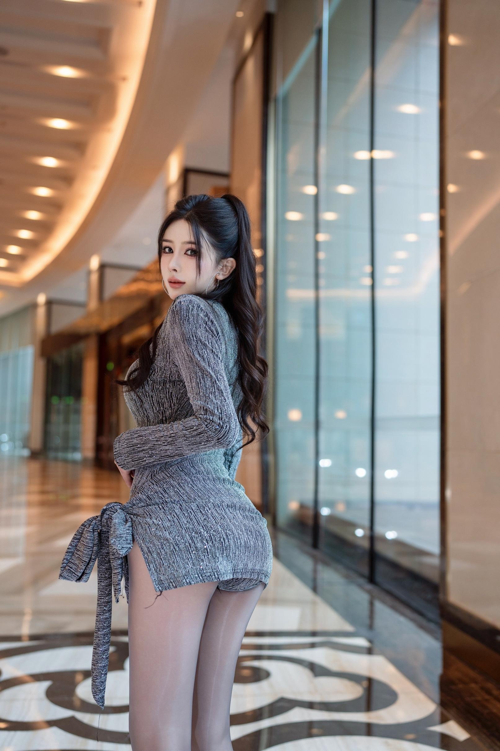 '[XR Uncensored] LiLiSha 李丽莎 - R18 Người mẫu秀人网 Nữ thần với chân váy ngắn và tất xám 89P'