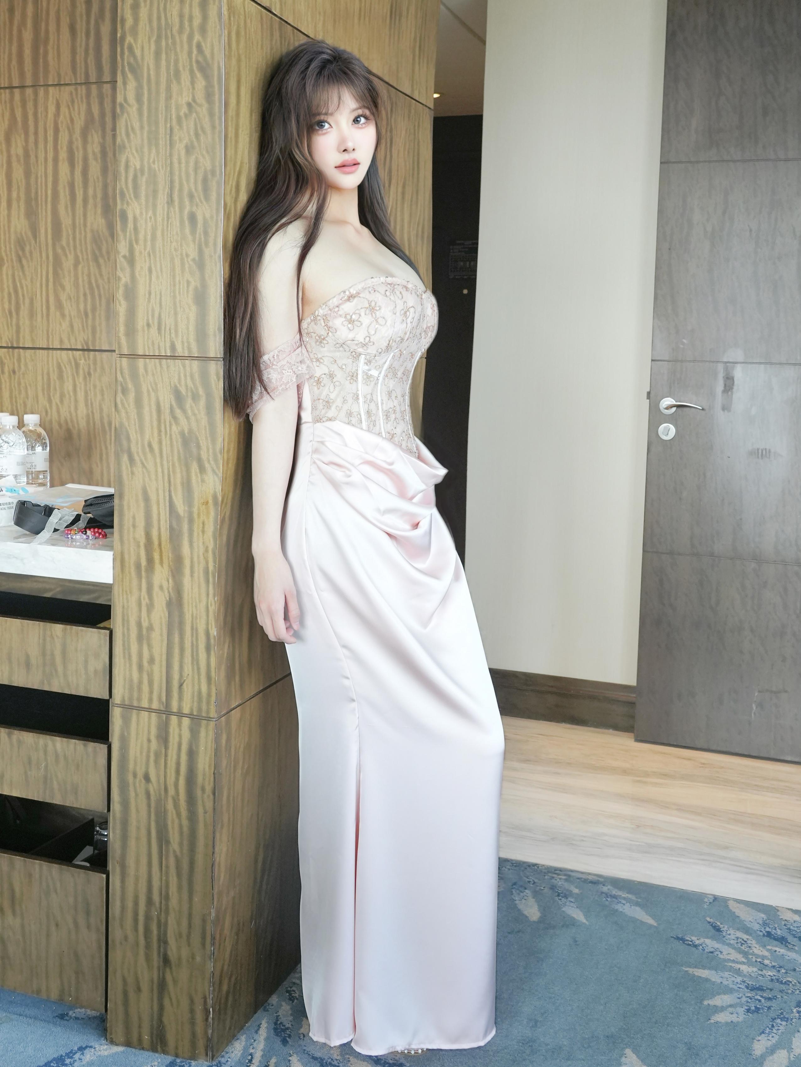 '[XR Uncensored] Lê Sương Nhi - R18 Người Mẫu Trang Web 106P Dưới Chiếc Đầm Hồng Nhạt'
