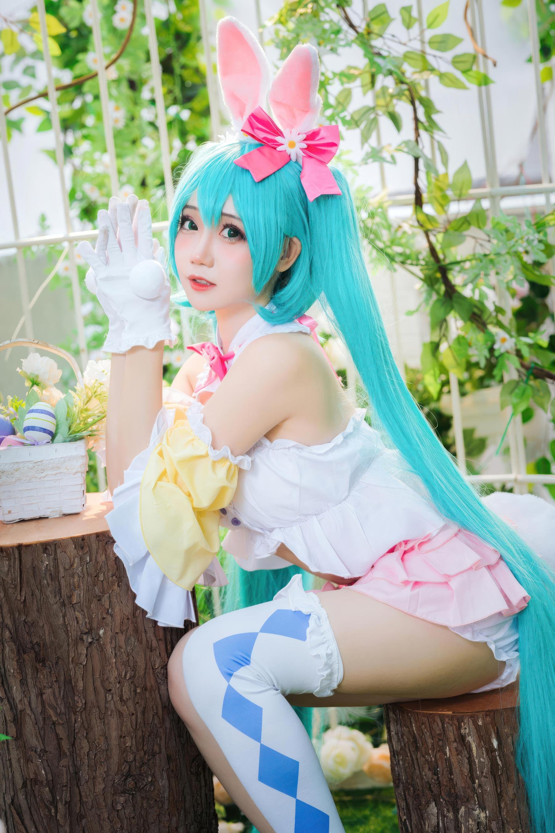 cosplay] 焖焖碳 - cos 復活節兔子：真人寫實性感兔女郎 白絲兔耳巨乳開檔 極致肉感誘惑無修正 22P