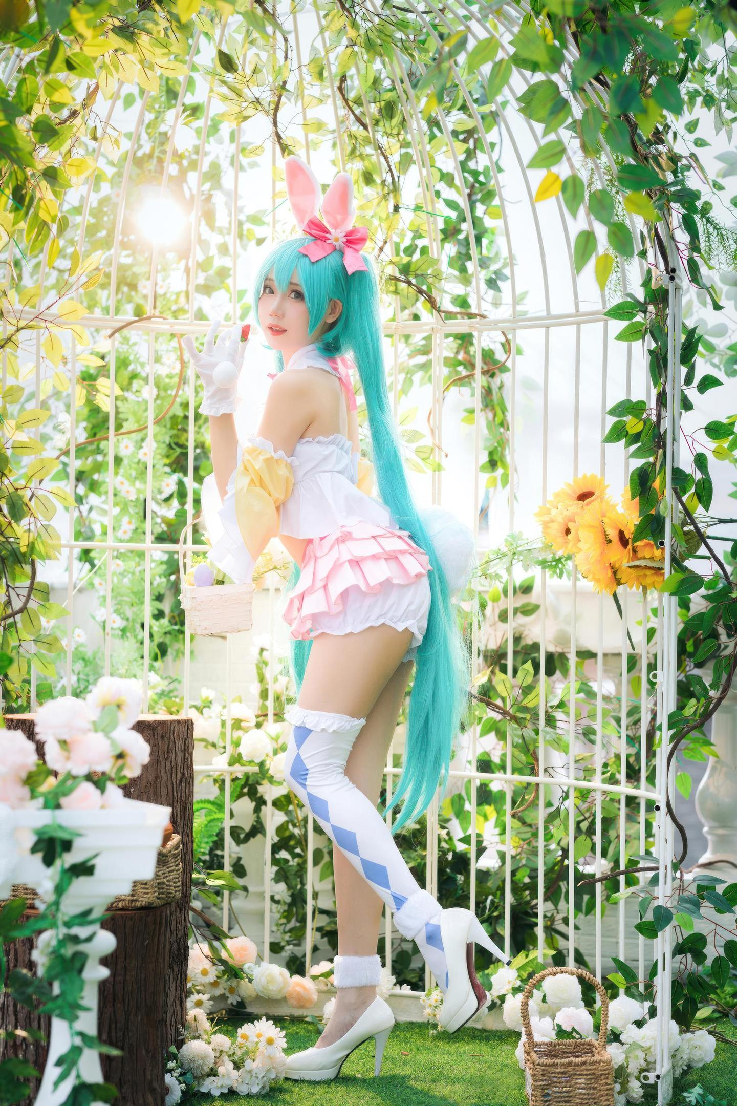 cosplay] 焖焖碳 - cos 復活節兔子：真人寫實性感兔女郎 白絲兔耳巨乳開檔 極致肉感誘惑無修正 22P