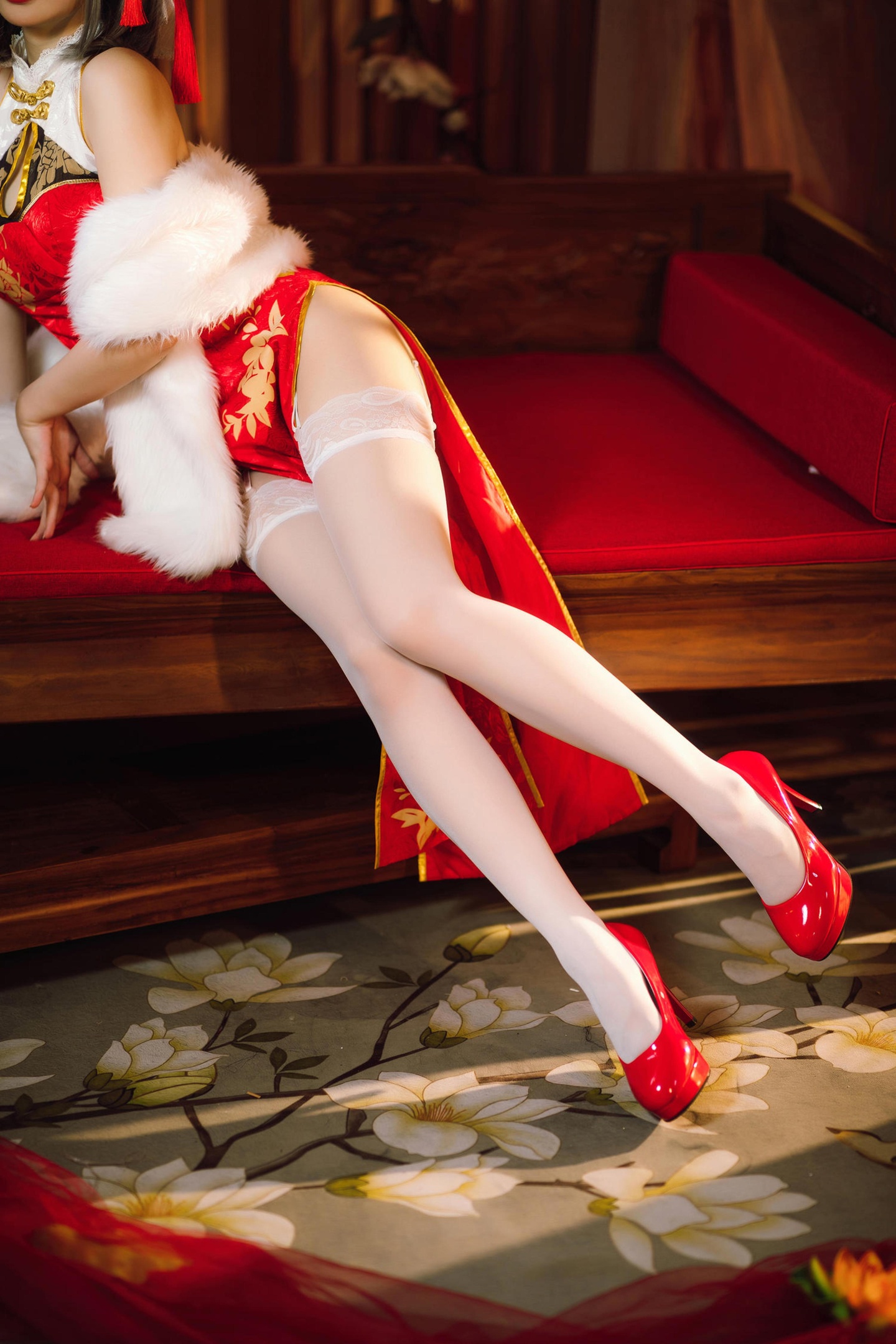 cosplay] 焖焖碳 - cos 柴郡：真人寫實碧藍航線貓娘 銀髮貓耳撕裂旗袍巨乳白絲開檔 極致誘惑墮落無修正 29P