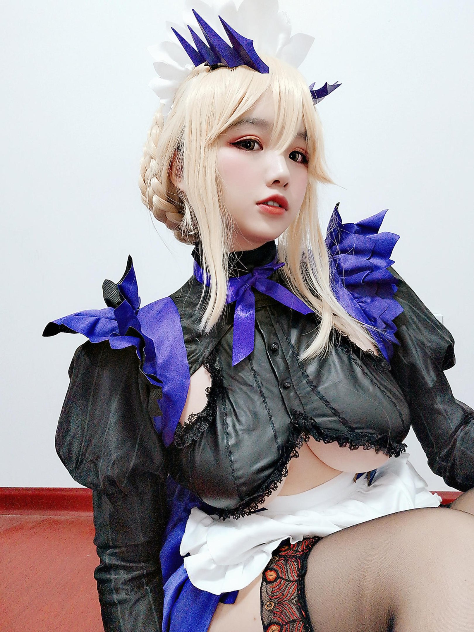 '[cosplay] 阿半 hôm nay rất vui - cos 黑枪呆: thực tế FGO nữ hầu gái súng đen, tóc đen mắt vàng, bộ hầu gái rách rưới, ngực khủng, tất đen, cực độ sa ngã, không chỉnh sửa 68P'