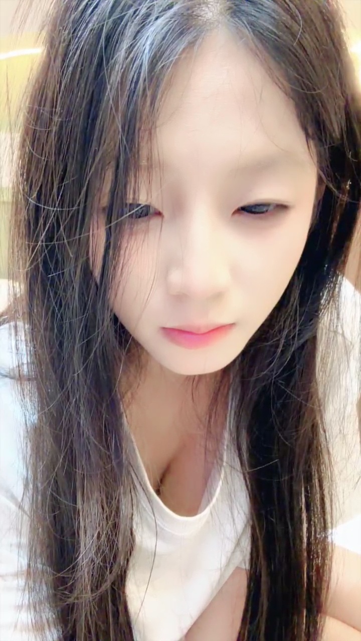 Your Little Yueyue - The Pinnacle of Pure Desire with a Perfect Fair Complexion 38P8V