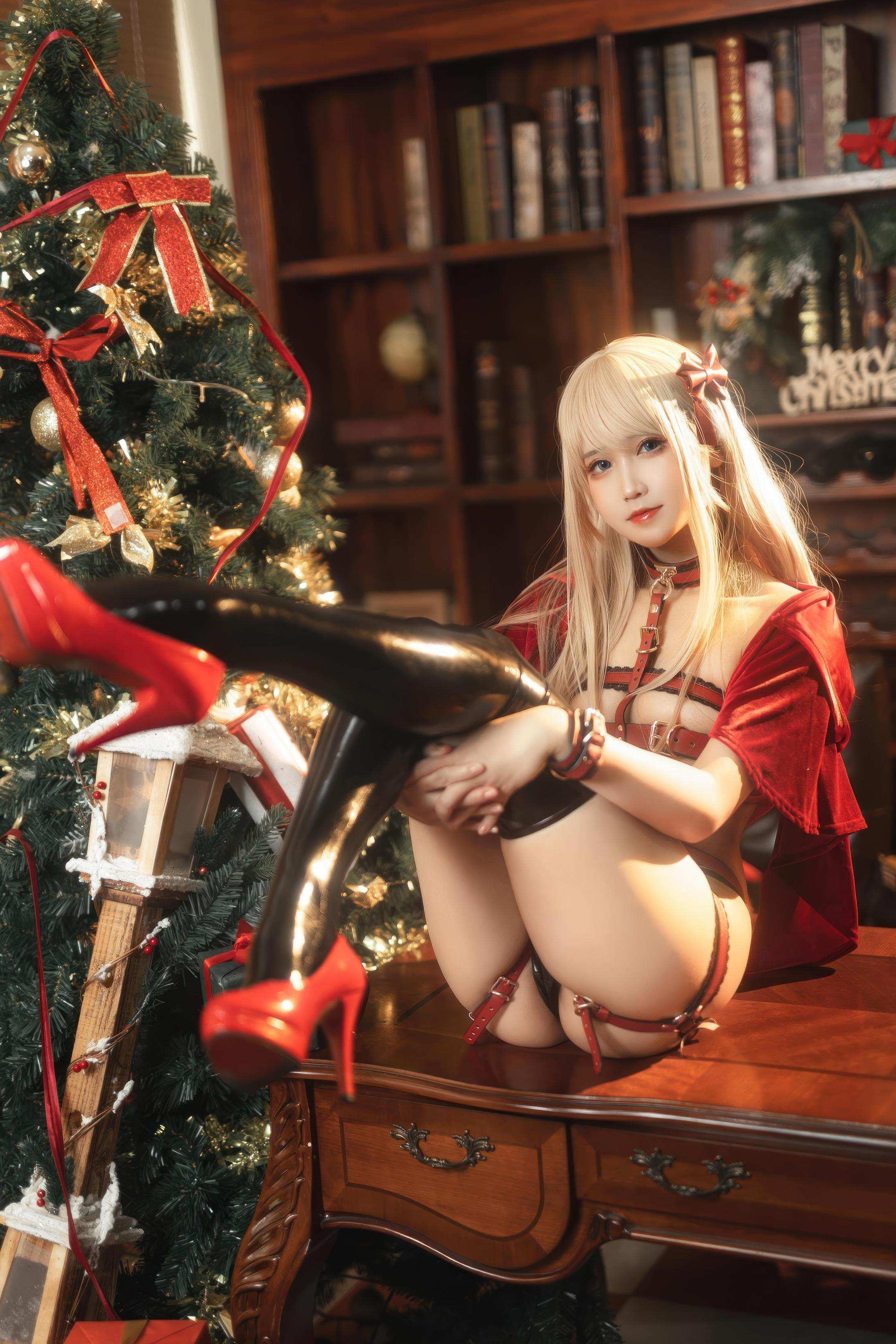 cospaly] 三度_69 - 聖誕小紅帽：真人寫實聖誕主題造型 紅色小紅帽與節日服飾搭配 甜美可愛風格 氛圍感寫真與俏皮表情呈現 清新誘惑合集 35P