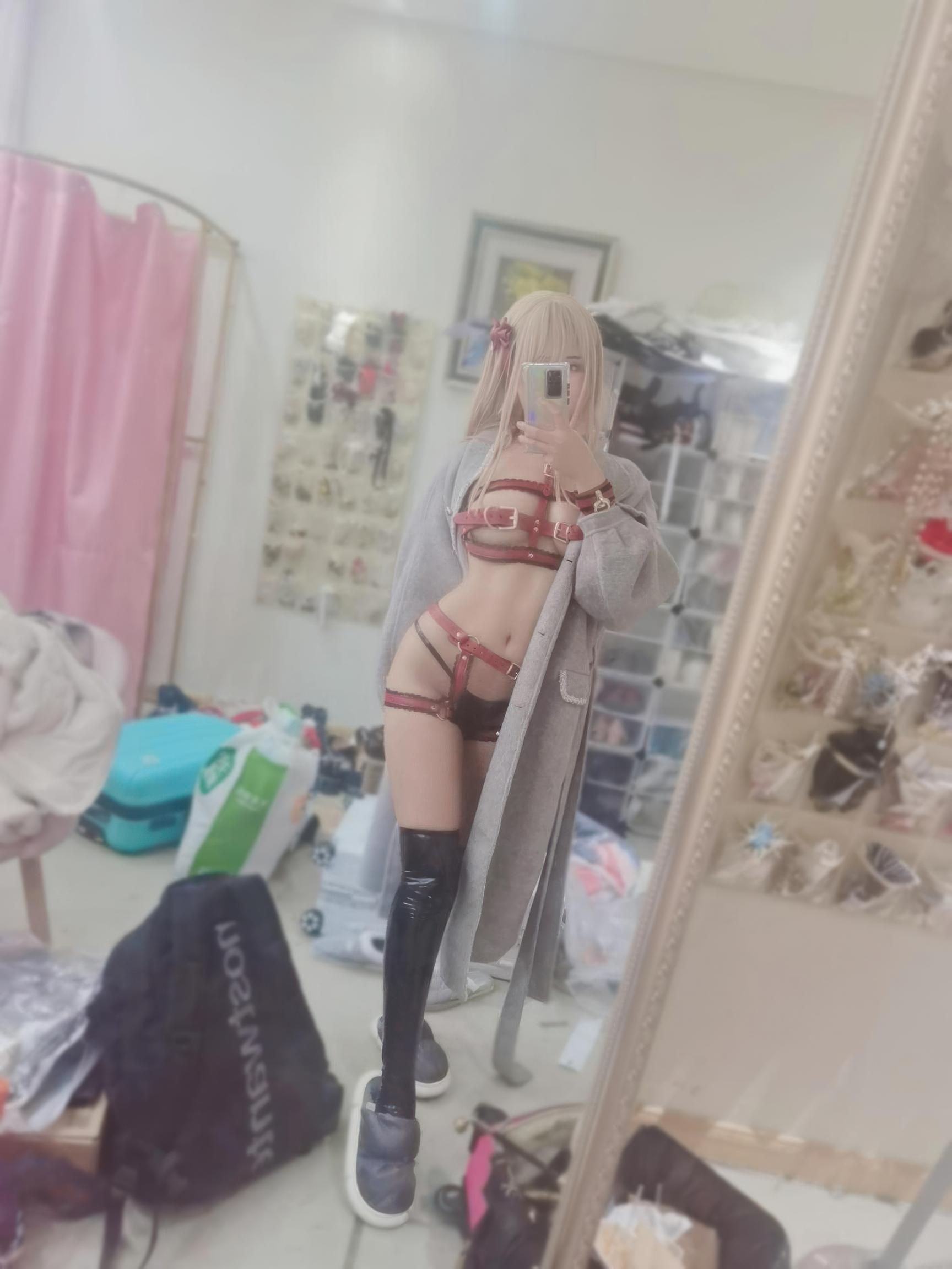 costume play] 三度_69 - クリスマスの赤ずきん：リアルなクリスマステーマスタイル 赤ずきんとフェスティブ衣装のコーディネート かわいらしいスタイルと雰囲気感の写真集 35P