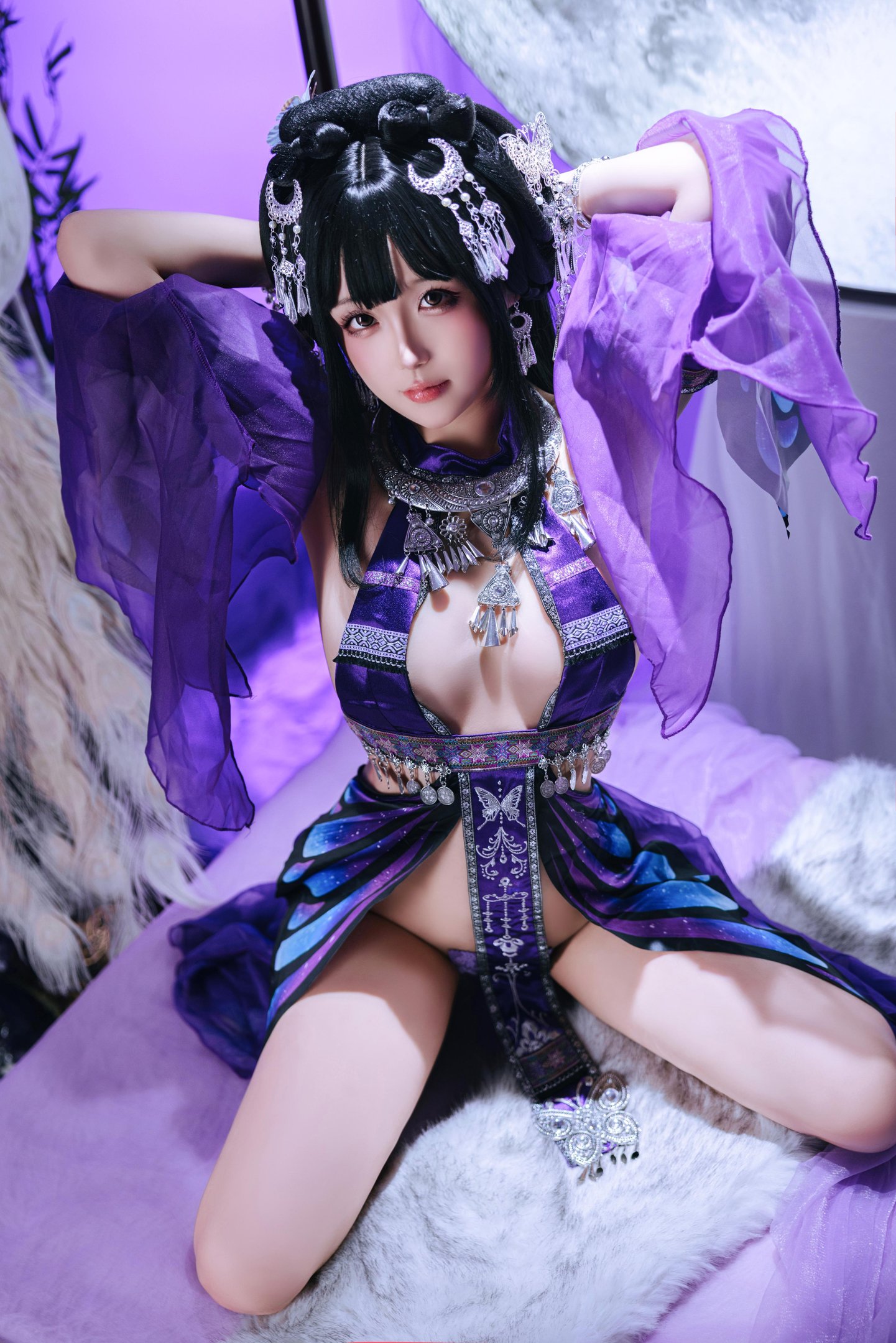 [cosplay] 日奈娇 - 苗疆巫女：真人写实国风幻想巫女造型 银饰头冠与民族服饰 贴身巫女装曲线展现 黑丝长腿神秘氛围 典藏写真156P＋视频6V
