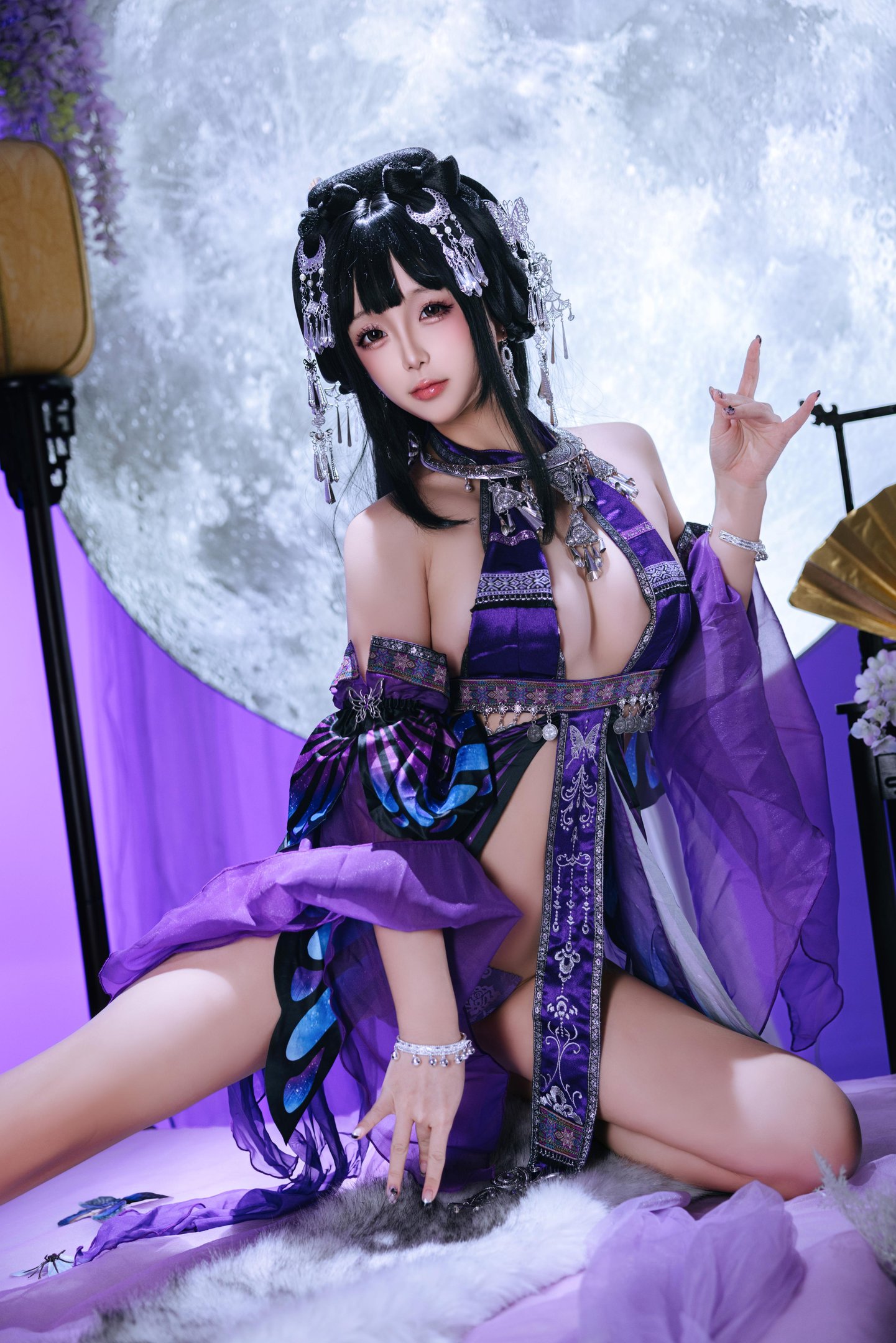 [cosplay] 日奈娇 - 苗疆巫女：真人写实国风幻想巫女造型 银饰头冠与民族服饰 贴身巫女装曲线展现 黑丝长腿神秘氛围 典藏写真156P＋视频6V