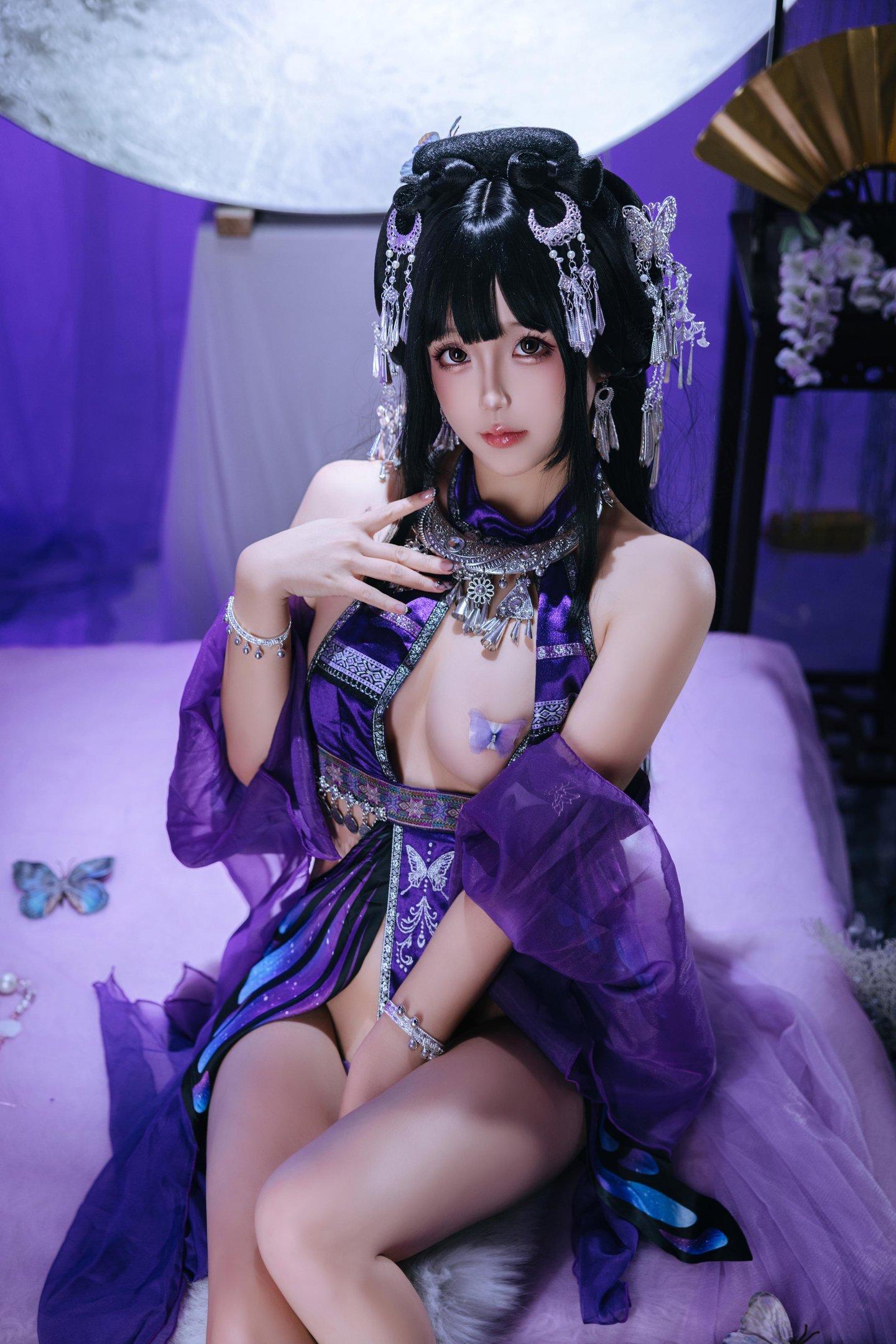 [cosplay] 日奈娇 - 苗疆巫女：真人写实国风幻想巫女造型 银饰头冠与民族服饰 贴身巫女装曲线展现 黑丝长腿神秘氛围 典藏写真156P＋视频6V
