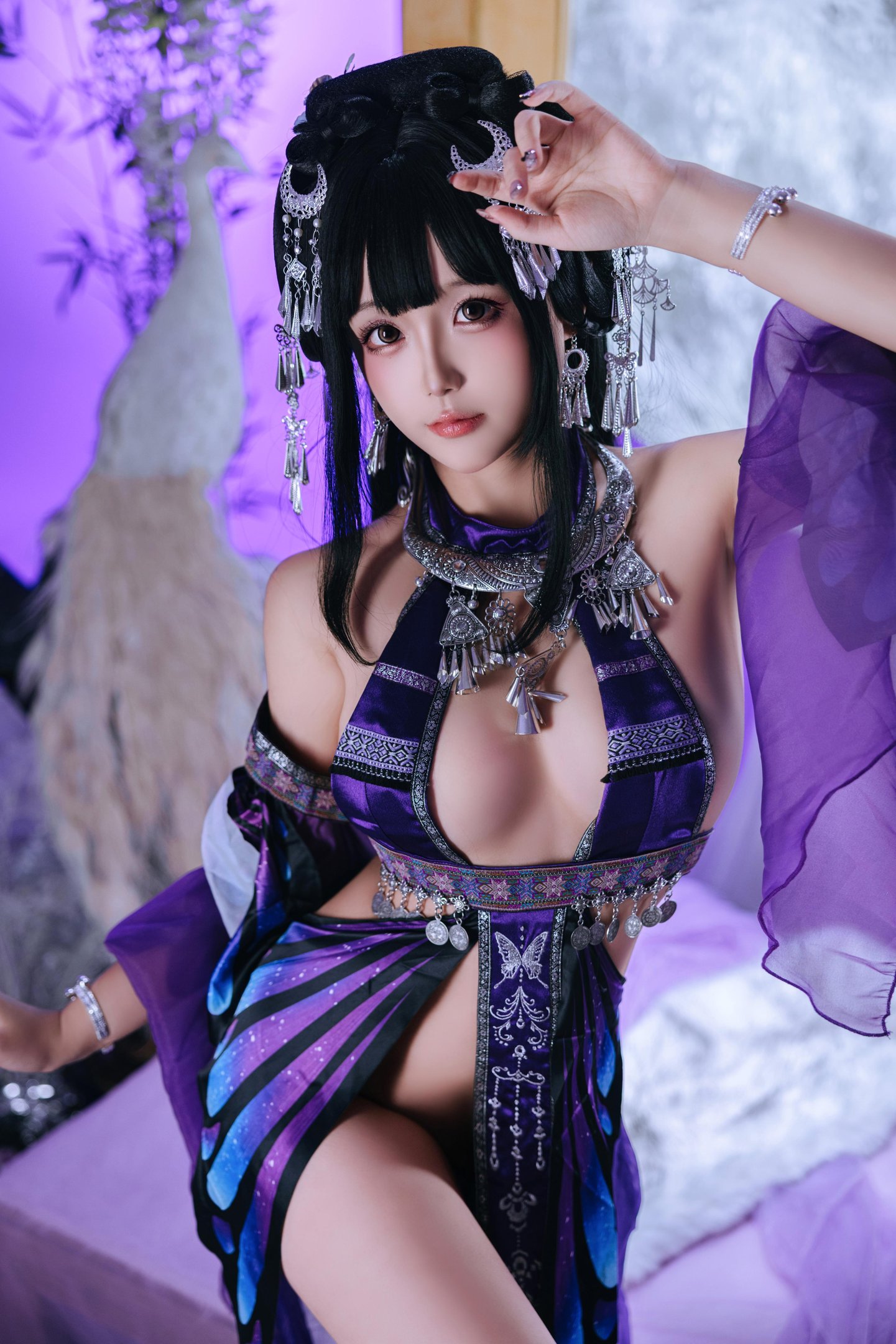 [cosplay] 日奈娇 - 苗疆巫女：真人写实国风幻想巫女造型 银饰头冠与民族服饰 贴身巫女装曲线展现 黑丝长腿神秘氛围 典藏写真156P＋视频6V