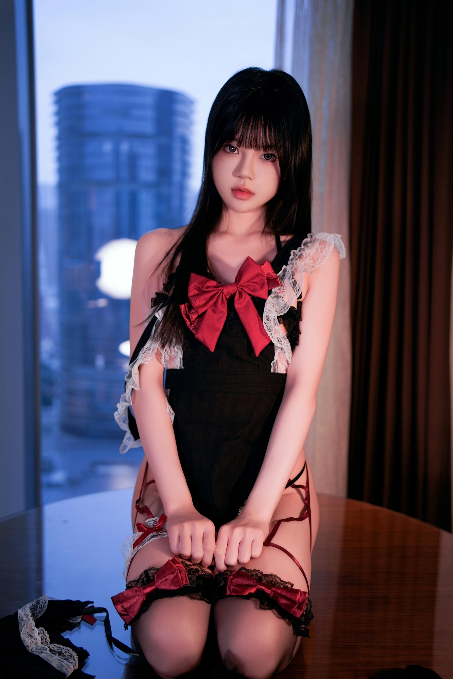 costume play] 桜桃喵 - クリスマスリボン：リアルなクリスマステーマコスチューム 大きなリボンで祝祭感を演出 かわいらしいスタイル 白いストッキングの美脚と繊細な表情を披露 新鮮で魅力的な写真 72P