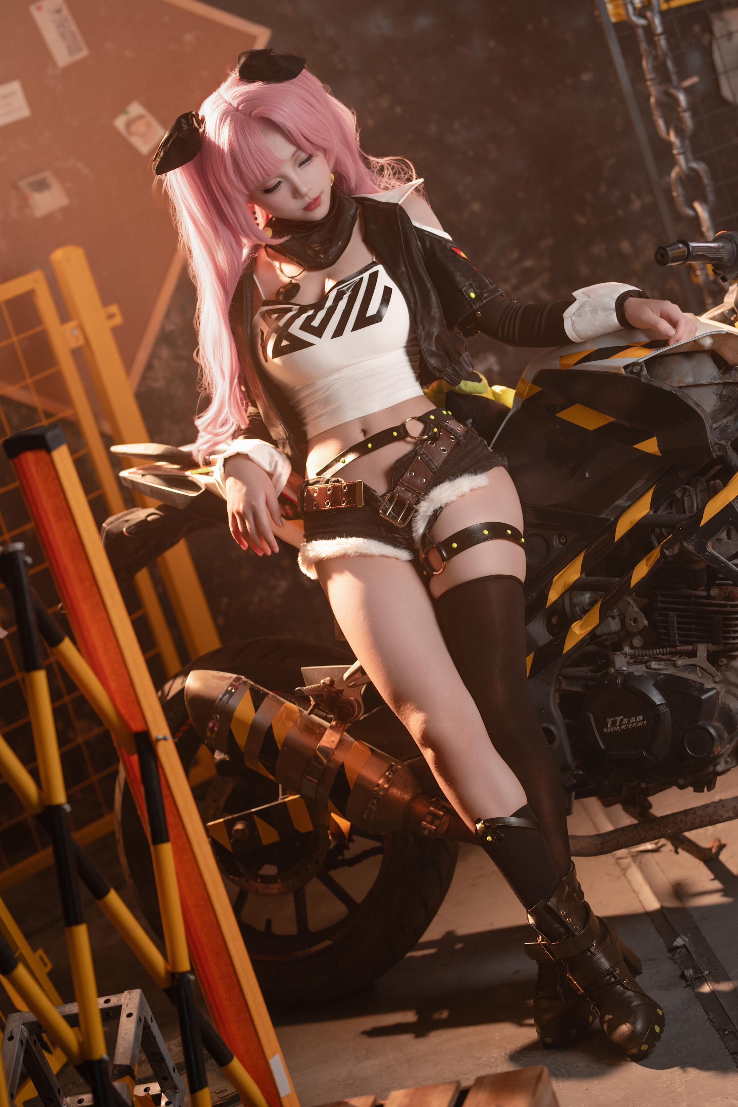 Cosplay] Bangni - [Realistic] Cos Nicole Robin: Archaeologist Domineering Long Legs in Ripped Shirt, Busty Wet Look, Ultimate Decadence, Unedited Training 77P