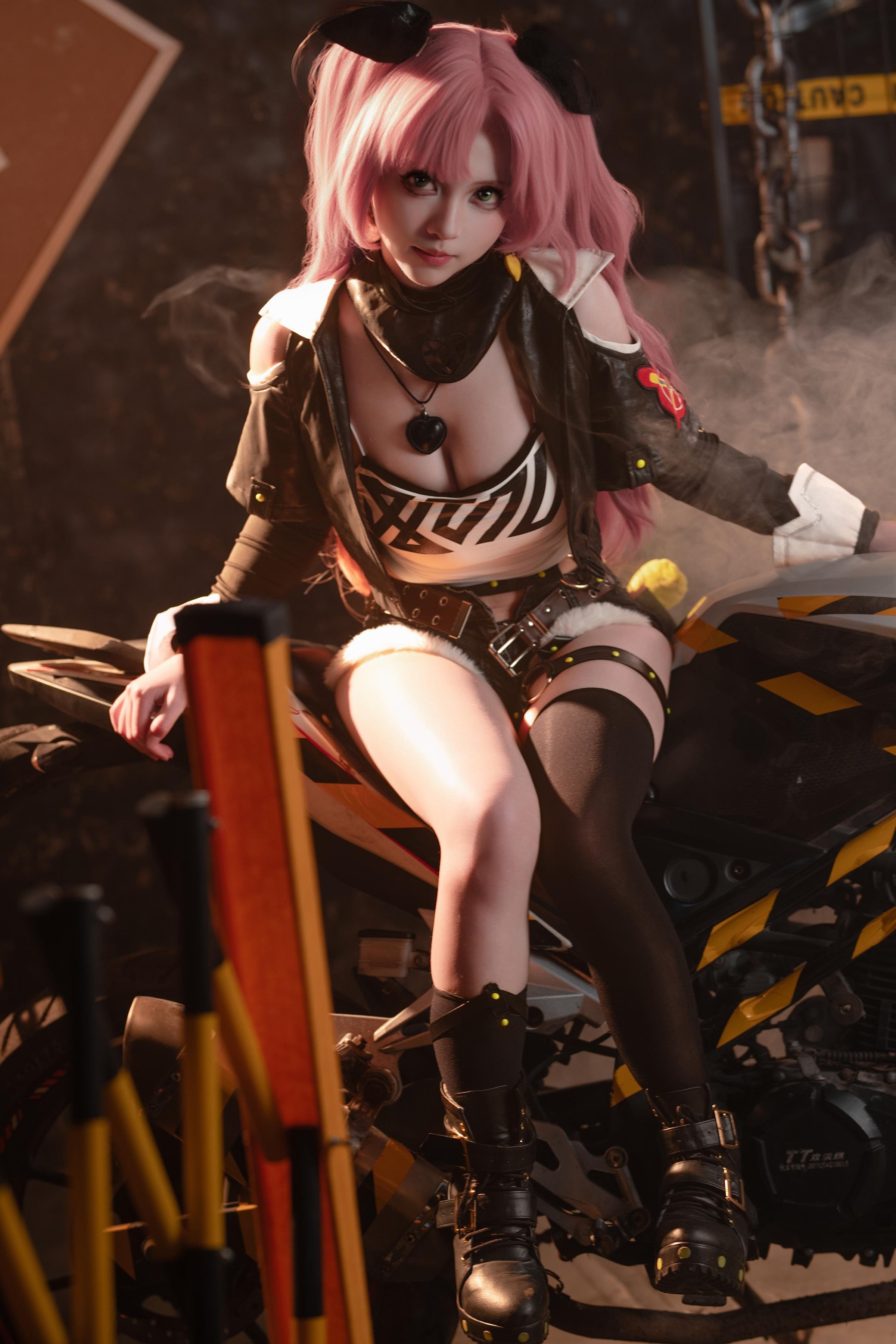 Cosplay] Bangni - [Realistic] Cos Nicole Robin: Archaeologist Domineering Long Legs in Ripped Shirt, Busty Wet Look, Ultimate Decadence, Unedited Training 77P