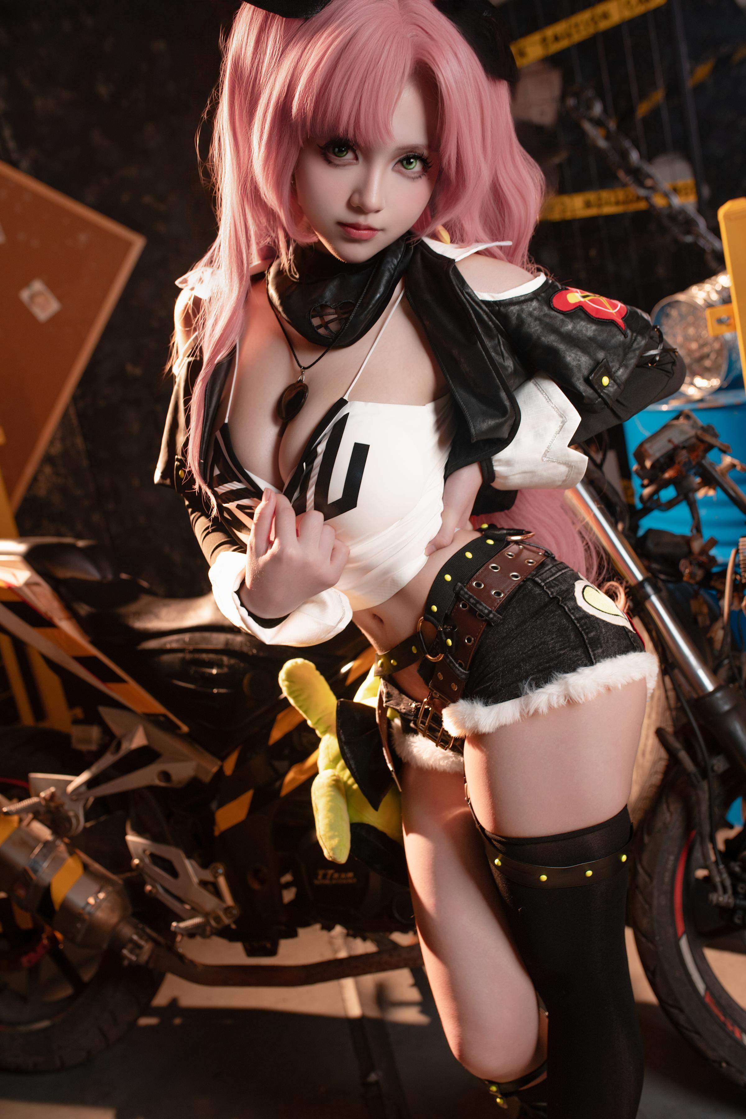 Cosplay] Bangni - [Realistic] Cos Nicole Robin: Archaeologist Domineering Long Legs in Ripped Shirt, Busty Wet Look, Ultimate Decadence, Unedited Training 77P