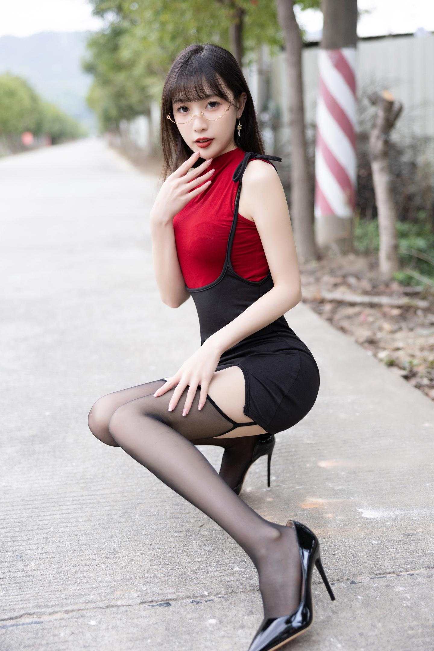 ภาพถ่าย] หลินซิงหลาน - ชุดเซ็กซี่จาก秀人网: โมเดล秀人网ในชุดแดงคู่กับถุงน่องดำ สร้างบรรยากาศสุดเซ็กซี่ 85P