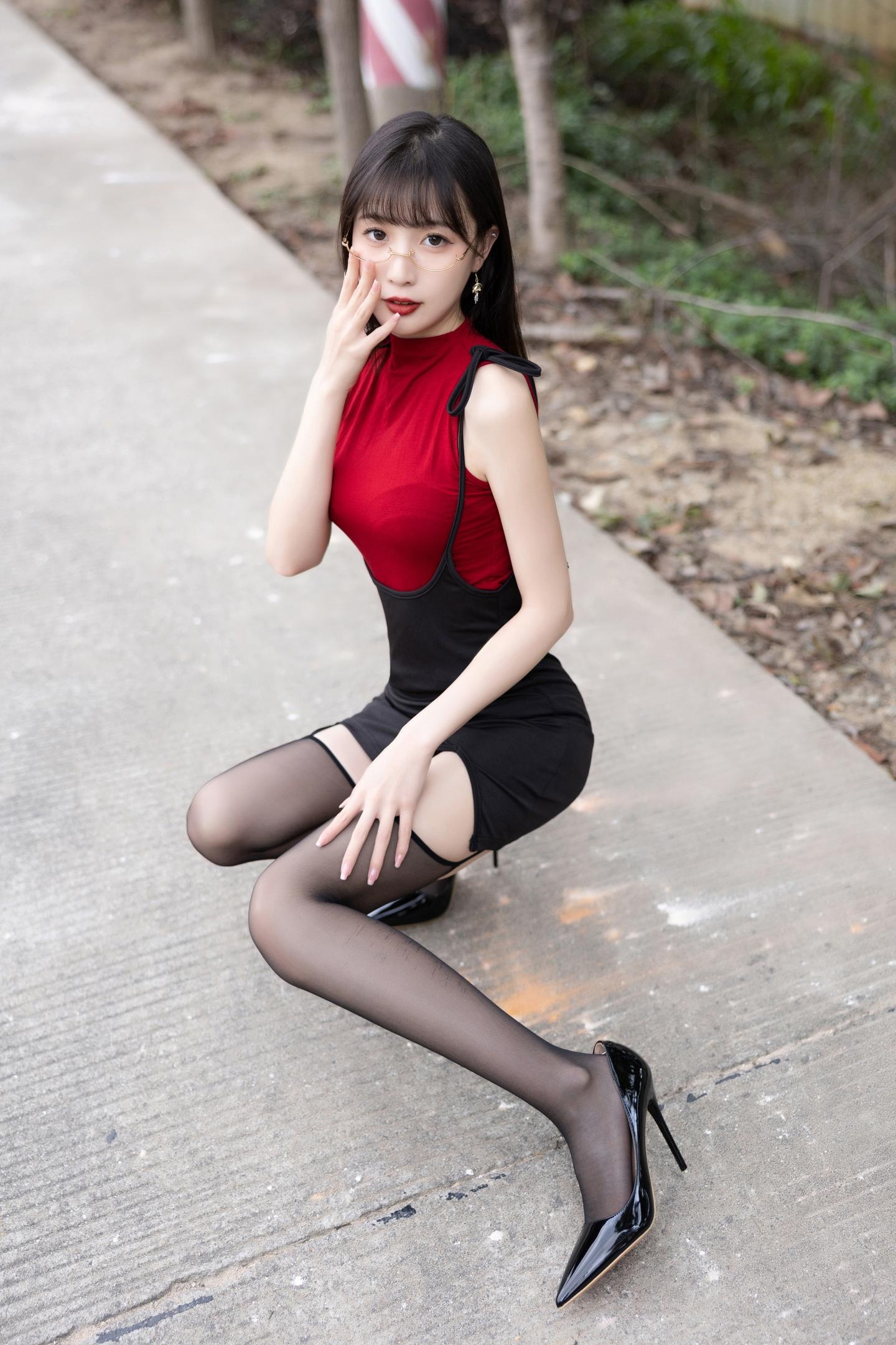 ภาพถ่าย] หลินซิงหลาน - ชุดเซ็กซี่จาก秀人网: โมเดล秀人网ในชุดแดงคู่กับถุงน่องดำ สร้างบรรยากาศสุดเซ็กซี่ 85P
