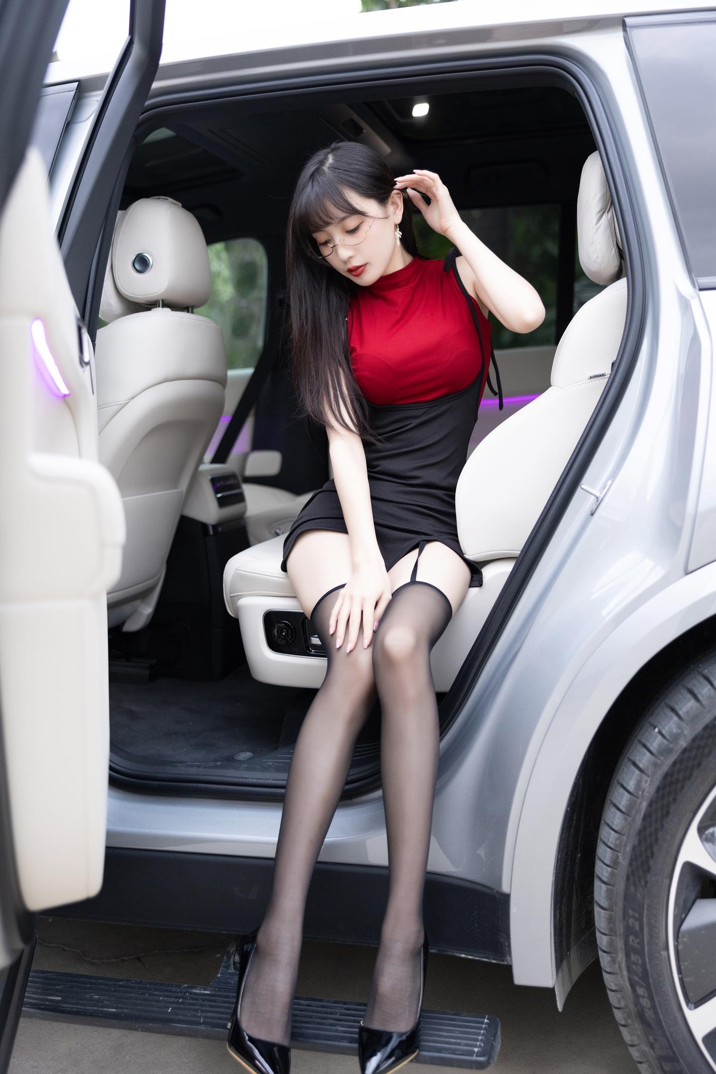 ภาพถ่าย] หลินซิงหลาน - ชุดเซ็กซี่จาก秀人网: โมเดล秀人网ในชุดแดงคู่กับถุงน่องดำ สร้างบรรยากาศสุดเซ็กซี่ 85P