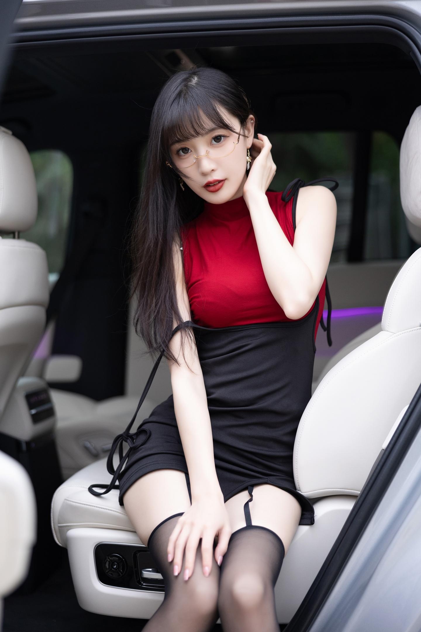 ภาพถ่าย] หลินซิงหลาน - ชุดเซ็กซี่จาก秀人网: โมเดล秀人网ในชุดแดงคู่กับถุงน่องดำ สร้างบรรยากาศสุดเซ็กซี่ 85P