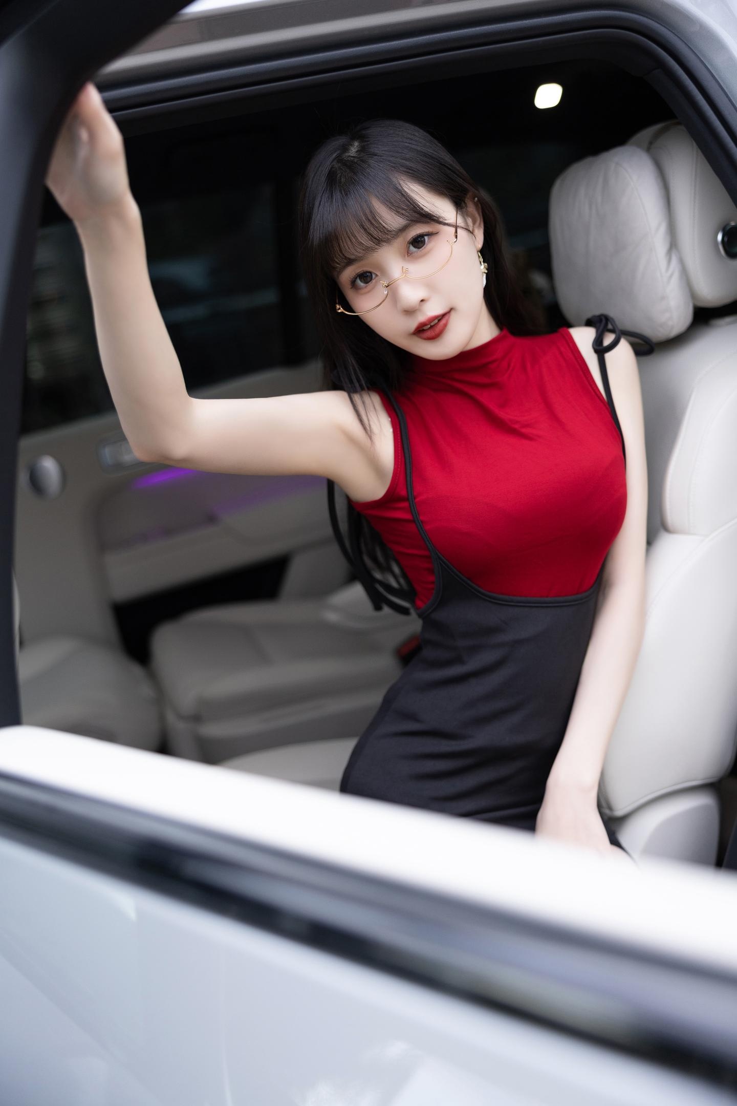 ภาพถ่าย] หลินซิงหลาน - ชุดเซ็กซี่จาก秀人网: โมเดล秀人网ในชุดแดงคู่กับถุงน่องดำ สร้างบรรยากาศสุดเซ็กซี่ 85P