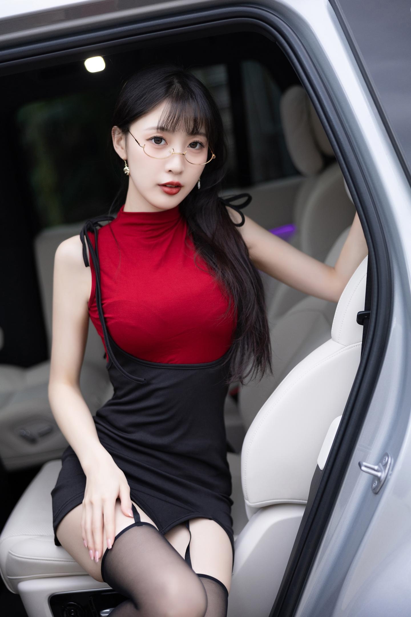 Photos] Lin Xinglan - Xiuren Model in Black Stockings: A Themed Photoshoot with Red Outfits and Black Stockings, 85P