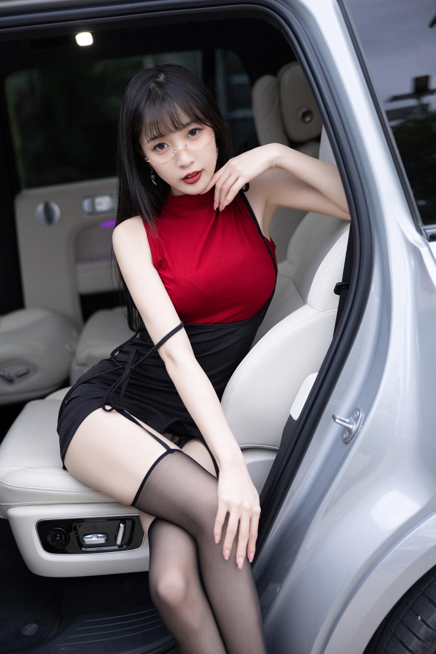 Photos] Lin Xinglan - Xiuren Model in Black Stockings: A Themed Photoshoot with Red Outfits and Black Stockings, 85P