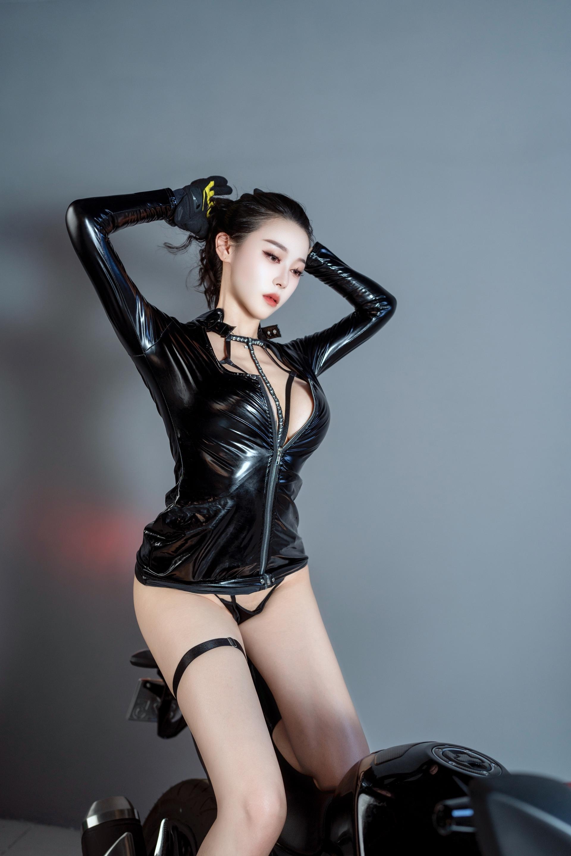 清妙 - 秀人网モデルバイクガール：リアルな秀人スタイルのバイクテーマコスチューム、レザーと女性の曲線が融合した緊張感あふれるポーズと表情、セクシーさと誘惑が共存する雰囲気のプライベート写真集 80P