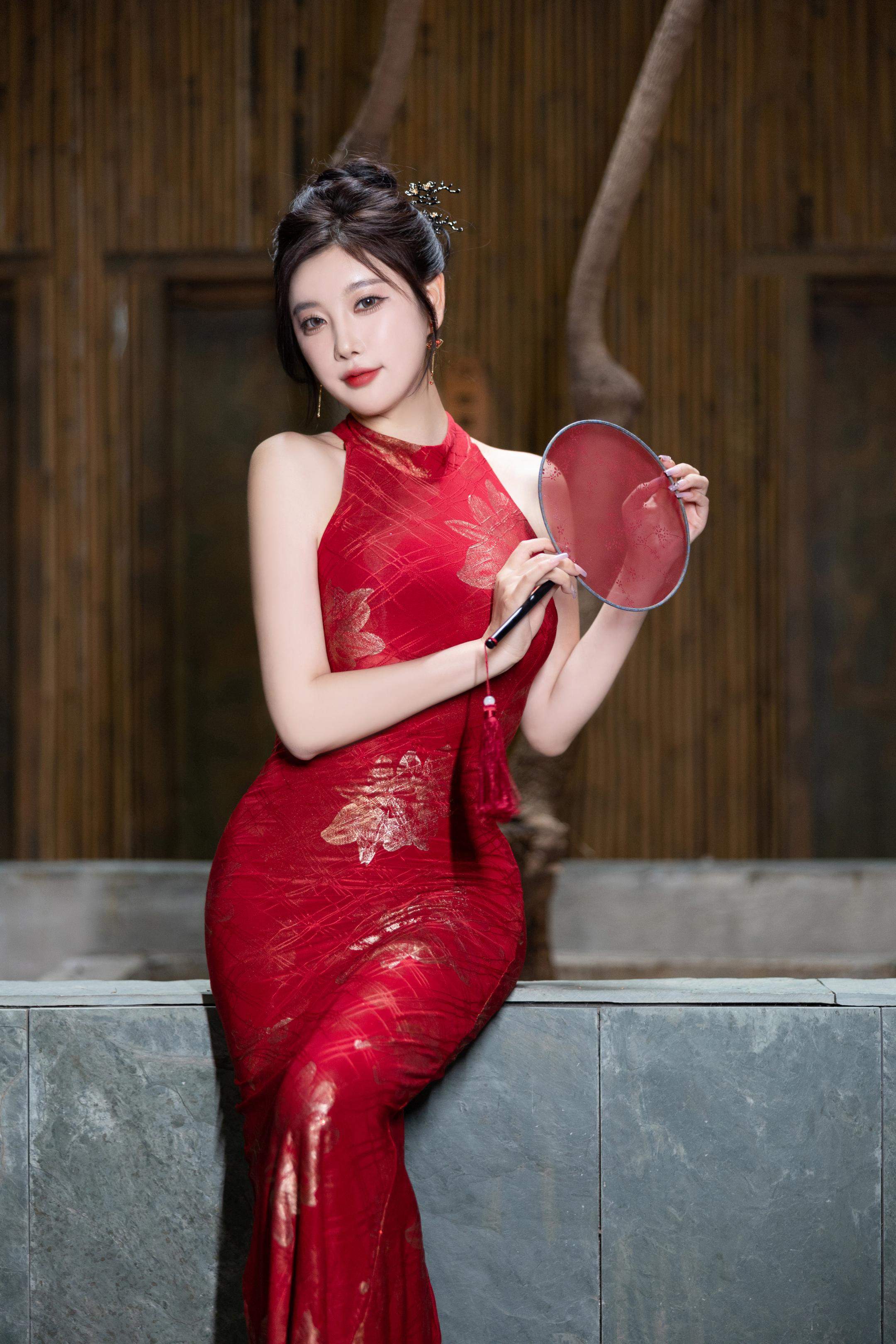 写真] 杨晨晨Yome - 秀人网紅色旗袍：赤い旗袍と黒ストッキング、高ヒールの組み合わせで東洋の魅力とセクシーさが融合した109P