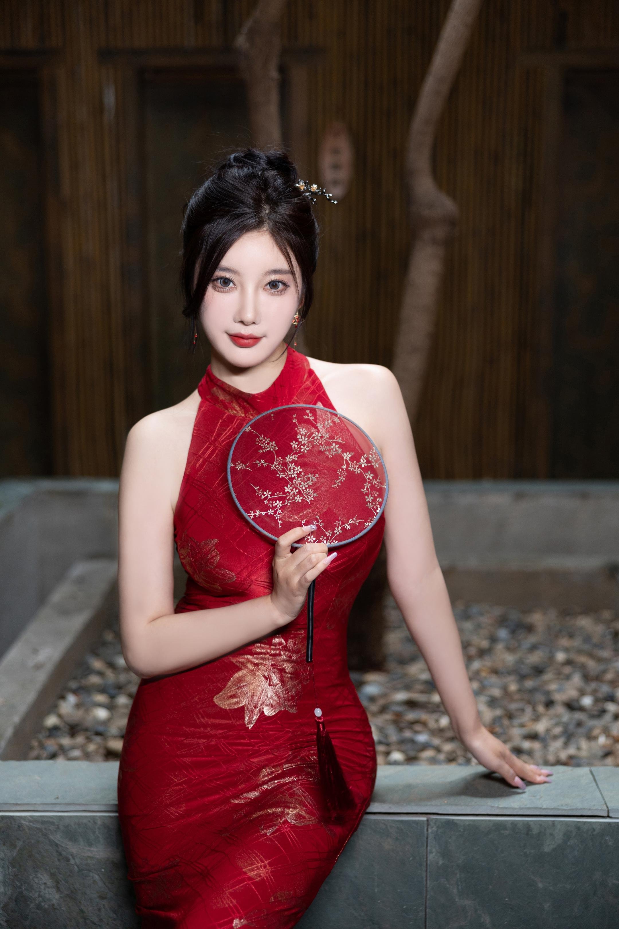 写真] 杨晨晨Yome - 秀人网紅色旗袍：赤い旗袍と黒ストッキング、高ヒールの組み合わせで東洋の魅力とセクシーさが融合した109P