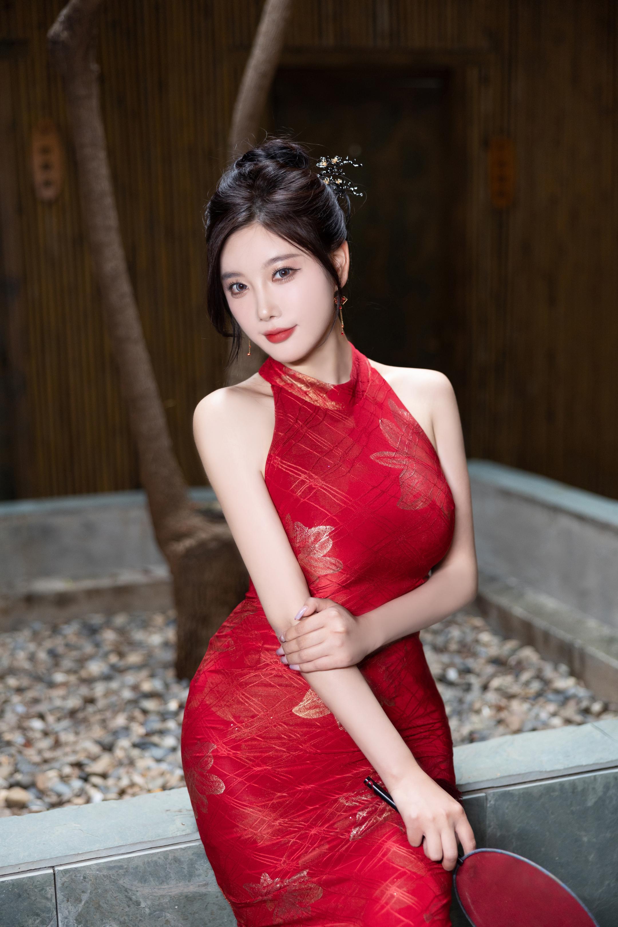 写真] 杨晨晨Yome - 秀人网紅色旗袍：赤い旗袍と黒ストッキング、高ヒールの組み合わせで東洋の魅力とセクシーさが融合した109P